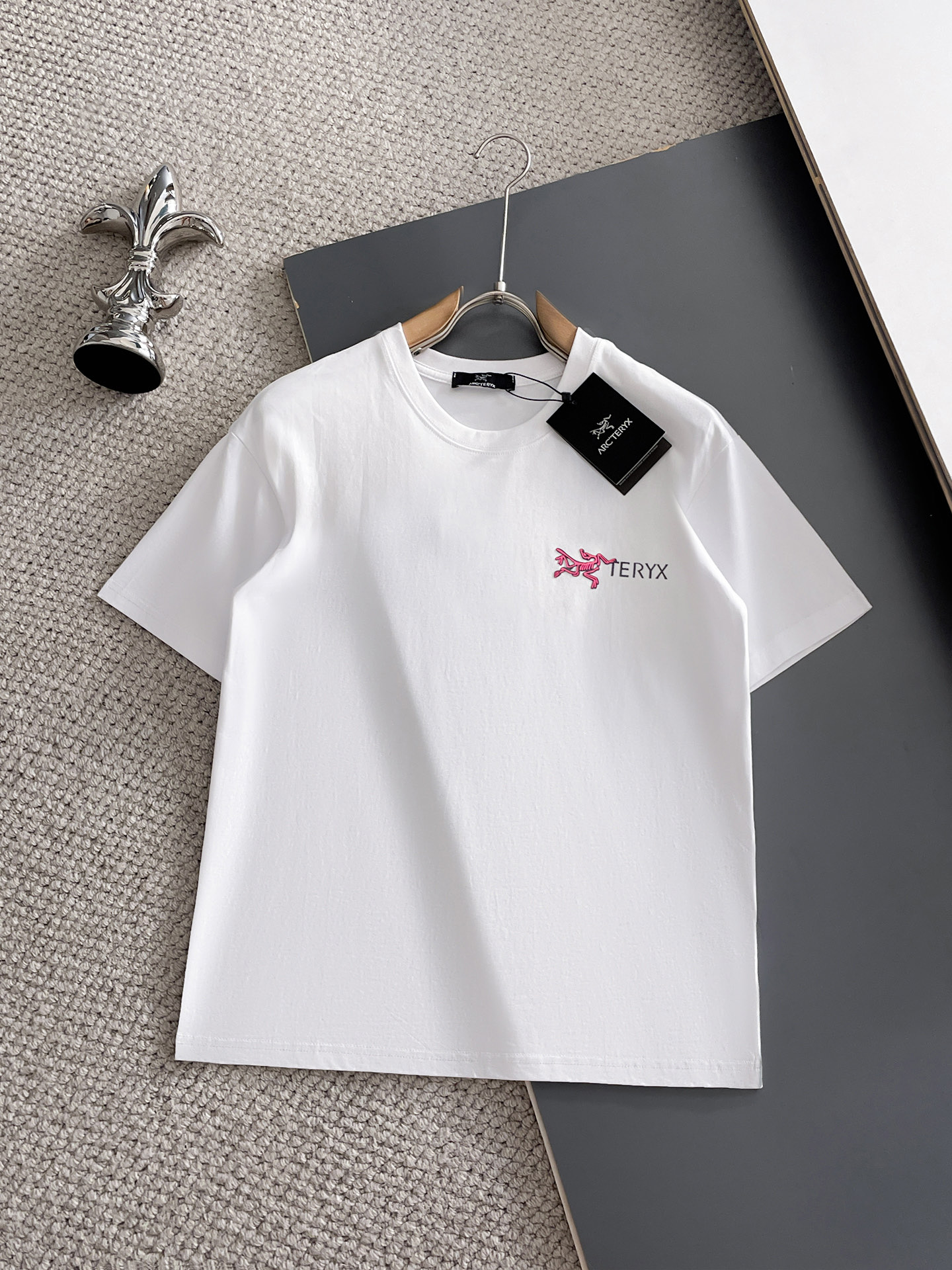 NO:932131,Arc'teryx's top products 2026 spring and summer new debut counter latest short-sleeved round neck T-shirt high-end custom design avant-garde fashion!  The brand logo is designed with heavy craftsmanship. High-end customized 260g fabric. Soft to the touch. Comfortable to wear. Exquisite stitching at the counter level. Fine workmanship. The upper body effect is incomparably handsome!  A must-have item for a stylish man!  Size M-XXXL,arc'teryx,T-shirt,tees,t-shirt,19860909始祖鸟 顶级货品2026春夏新款首发专柜最新款短袖圆领T恤 高端订制 设计前卫时尚！品牌logo重工艺设计 高端定制260克面料.手感柔软.穿着舒适.专柜级别精致车线.做工精细.上身效果无敌帅气！型男必备单品！码数M-XXXL,arc'teryx,T-shirt,tees，t-shirt,,Men's clothing