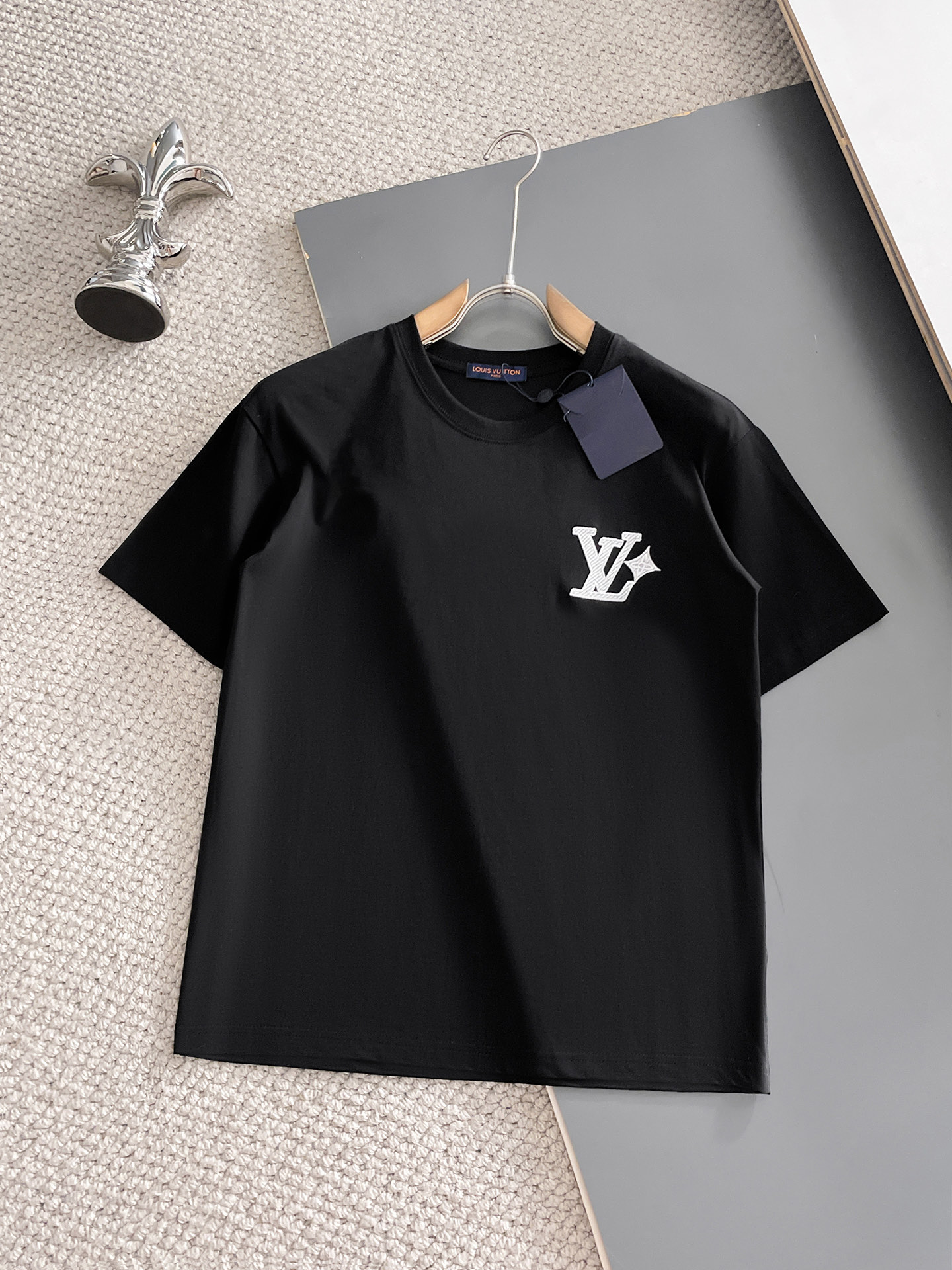 NO:932134,LV top products 2026 spring and summer new debut counter latest short-sleeved round neck T-shirt, high-end customization, avant-garde and fashionable design!  The brand logo is designed with heavy craftsmanship. High-end customized 260g fabric. Soft to the touch. Comfortable to wear. Exquisite stitching at the counter level. Fine workmanship. The upper body effect is incomparably handsome!  A must-have item for a stylish man!  Size M-XXXL,,louis vuitton,T-shirt,tees,t-shirt,19860909LV 顶级货品2026春夏新款首发专柜最新款短袖圆领T恤 高端订制 设计前卫时尚！品牌logo重工艺设计 高端定制260克面料.手感柔软.穿着舒适.专柜级别精致车线.做工精细.上身效果无敌帅气！型男必备单品！码数M-XXXL,,louis vuitton,T-shirt,tees，t-shirt,,Men's clothing