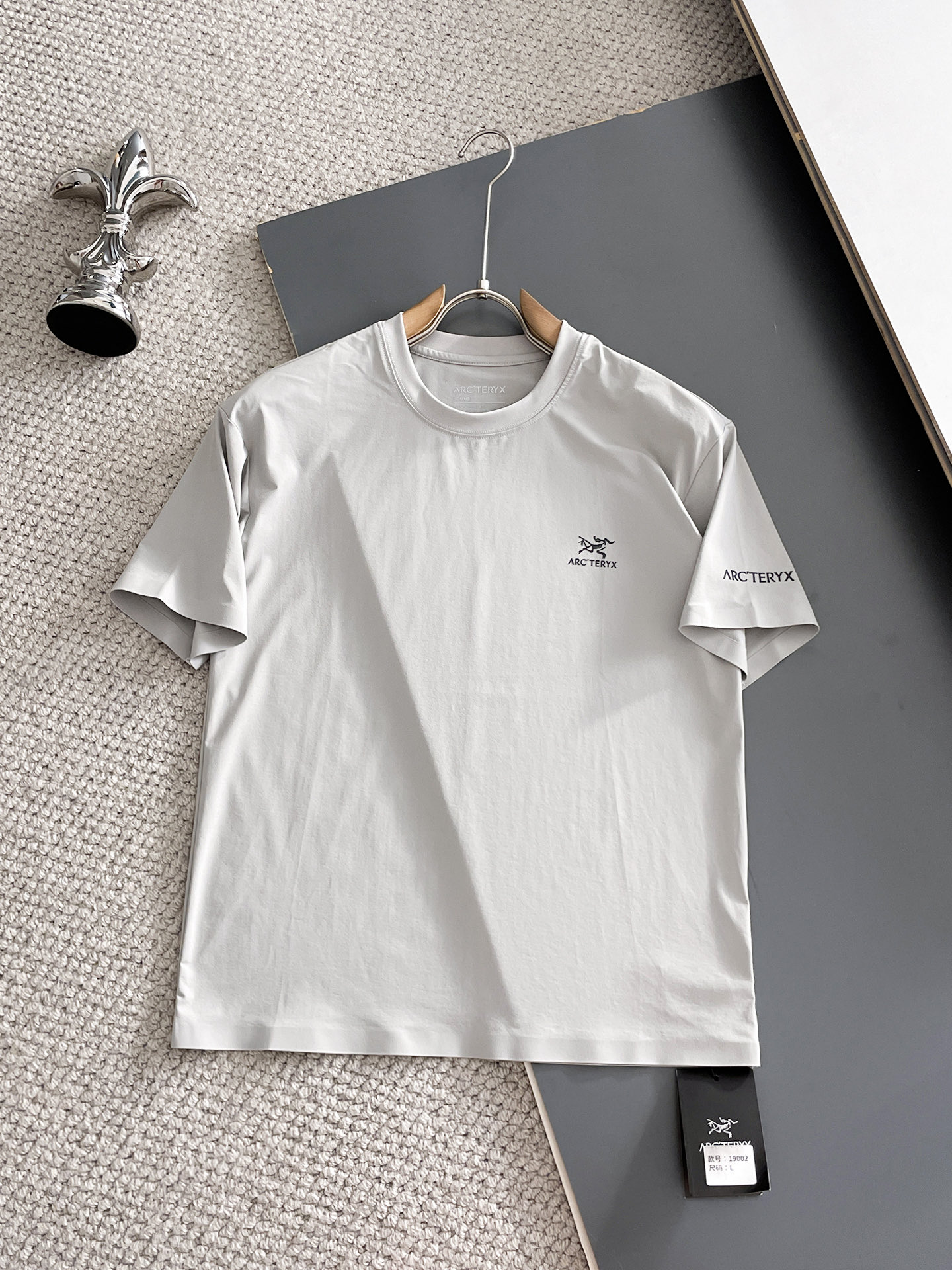 NO:932144,Arc'teryx's top products 2026 spring and summer new debut counter latest short-sleeved round neck T-shirt high-end custom design avant-garde fashion!  The brand logo is designed with heavy craftsmanship. High-end customized 260g fabric. Soft to the touch. Comfortable to wear. Exquisite stitching at the counter level. Fine workmanship. The upper body effect is incomparably handsome!  A must-have item for a stylish man!  Size M-XXXL,arc'teryx,T-shirt,tees,t-shirt,19860909始祖鸟 顶级货品2026春夏新款首发专柜最新款短袖圆领T恤 高端订制 设计前卫时尚！品牌logo重工艺设计 高端定制260克面料.手感柔软.穿着舒适.专柜级别精致车线.做工精细.上身效果无敌帅气！型男必备单品！码数M-XXXL,arc'teryx,T-shirt,tees，t-shirt,,Men's clothing