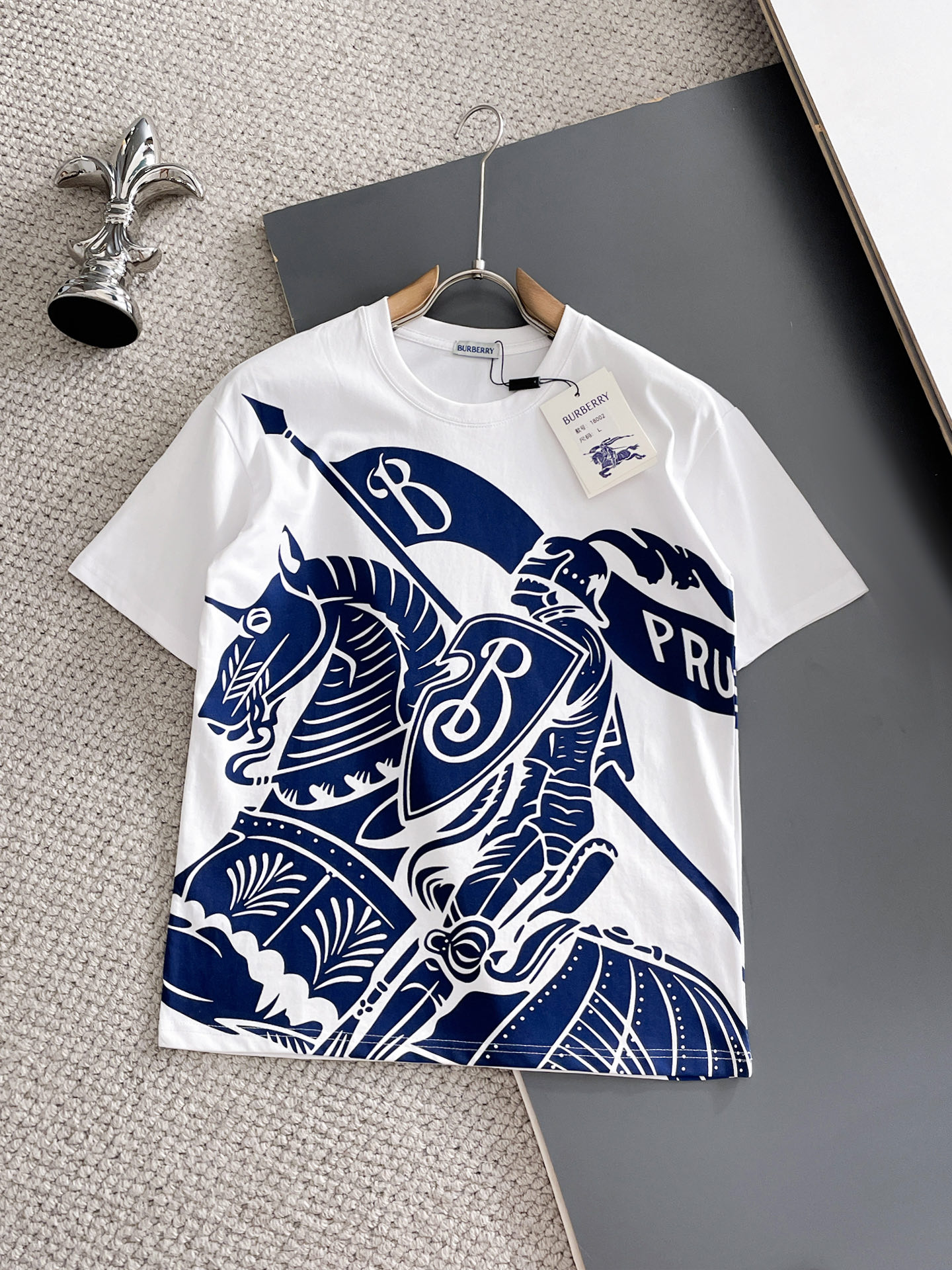 NO:932150,Burberry's top products 2026 spring and summer new debut counter latest short-sleeved round neck T-shirt, high-end custom design, avant-garde and fashionable!  The brand logo is designed with heavy craftsmanship. High-end customized 260g fabric. Soft to the touch. Comfortable to wear. Exquisite stitching at the counter level. Fine workmanship. The upper body effect is incomparably handsome!  A must-have item for a stylish man!  Size M-XXXL,,burberry,T-shirt,tees,t-shirt,19860909巴宝莉 顶级货品2026春夏新款首发专柜最新款短袖圆领T恤 高端订制 设计前卫时尚！品牌logo重工艺设计 高端定制260克面料.手感柔软.穿着舒适.专柜级别精致车线.做工精细.上身效果无敌帅气！型男必备单品！码数M-XXXL,,burberry,T-shirt,tees，t-shirt,,Men's clothing