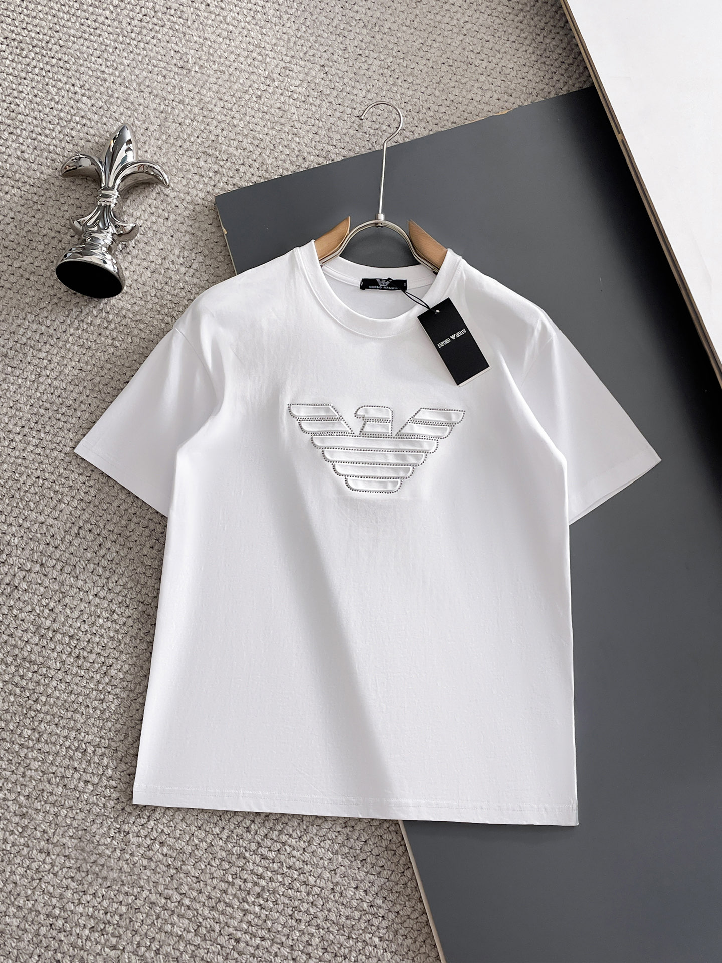 NO:932154,Armani's top product 2026 spring and summer new debut counter latest short-sleeved round neck T-shirt, high-end custom design, avant-garde and fashionable!  The brand logo is designed with heavy craftsmanship. High-end customized 260g fabric. Soft to the touch. Comfortable to wear. Exquisite stitching at the counter level. Fine workmanship. The upper body effect is incomparably handsome!  A must-have item for a stylish man!  Size M-XXXL,,armani,T-shirt,tees,t-shirt,19860909阿玛尼 顶级货品2026春夏新款首发专柜最新款短袖圆领T恤 高端订制 设计前卫时尚！品牌logo重工艺设计 高端定制260克面料.手感柔软.穿着舒适.专柜级别精致车线.做工精细.上身效果无敌帅气！型男必备单品！码数M-XXXL,,armani,T-shirt,tees，t-shirt,,Men's clothing
