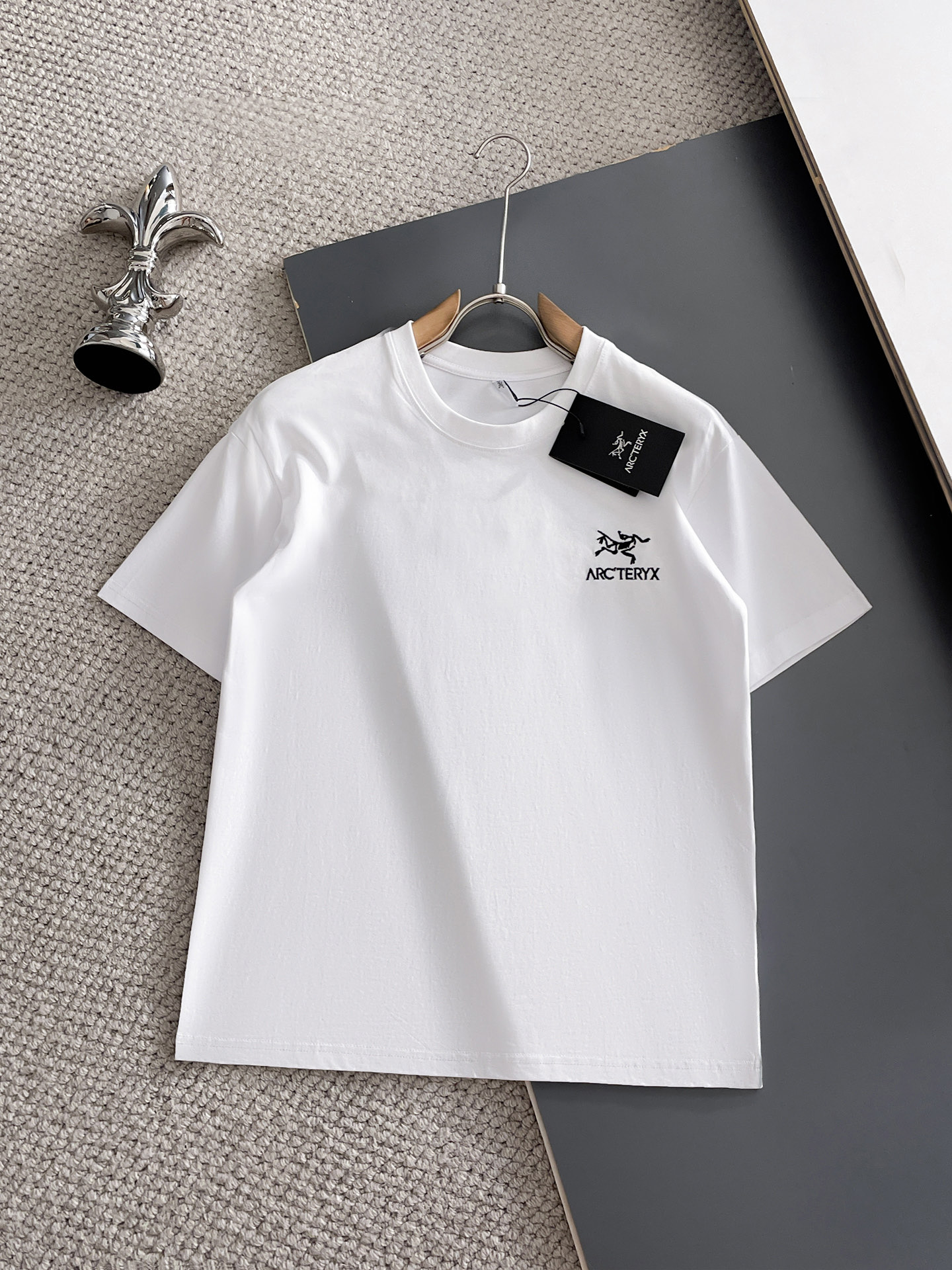 NO:932159,Arc'teryx's top products 2026 spring and summer new debut counter latest short-sleeved round neck T-shirt high-end custom design avant-garde fashion!  The brand logo is designed with heavy craftsmanship. High-end customized 260g fabric. Soft to the touch. Comfortable to wear. Exquisite stitching at the counter level. Fine workmanship. The upper body effect is incomparably handsome!  A must-have item for a stylish man!  Size M-XXXL,arc'teryx,T-shirt,tees,t-shirt,19860909始祖鸟 顶级货品2026春夏新款首发专柜最新款短袖圆领T恤 高端订制 设计前卫时尚！品牌logo重工艺设计 高端定制260克面料.手感柔软.穿着舒适.专柜级别精致车线.做工精细.上身效果无敌帅气！型男必备单品！码数M-XXXL,arc'teryx,T-shirt,tees，t-shirt,,Men's clothing