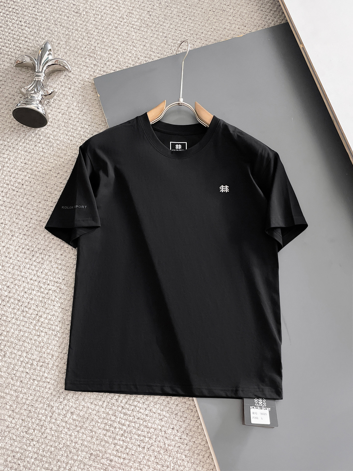 NO:932166,Kolon's top products 2026 spring and summer new debut counter latest short-sleeved round neck T-shirt, high-end custom design, avant-garde and fashionable!  The brand logo is designed with heavy craftsmanship. High-end customized 260g fabric. Soft to the touch. Comfortable to wear. Exquisite stitching at the counter level. Fine workmanship. The upper body effect is incomparably handsome!  A must-have item for a stylish man!  Size M-XXXL,,T-shirt,tees,t-shirt,19860909可隆 顶级货品2026春夏新款首发专柜最新款短袖圆领T恤 高端订制 设计前卫时尚！品牌logo重工艺设计 高端定制260克面料.手感柔软.穿着舒适.专柜级别精致车线.做工精细.上身效果无敌帅气！型男必备单品！码数M-XXXL,,T-shirt,tees，t-shirt,,Men's clothing