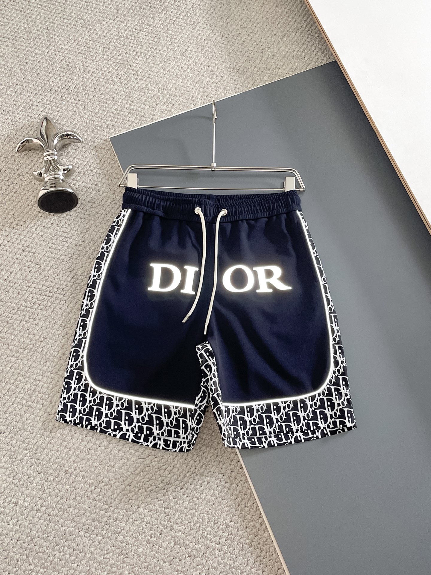 NO:932172,Dior's three-standard complete 2026 summer new men's casual shorts, advanced custom-made breathable fabrics, extremely breathable, elastic and comfortable, impeccable details, top-grade accessories, original logo design concept, delicate and soft feel!  The upper body shape is awesome!  Sizes M-XXXL, please state your height and weight when ordering, dior, shorts,19860909迪奥三标齐全 2026夏季新款男士休闲短裤,高级定制面料透气面料 透气弹力舒适度极高,细节无可挑剔,顶级辅料配备,原版logo设计理念,手感细腻柔软！上身版型超赞！尺码M-XXXL下单报身高体重,,dior,shorts,,Men's clothing