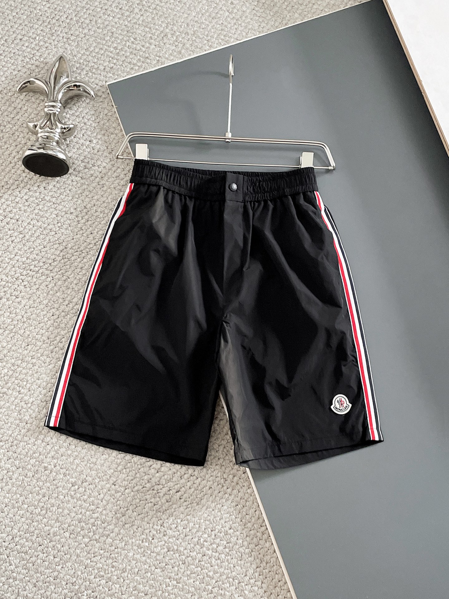 NO:932180,2026 new summer men's casual shorts with complete three-standard muzzle protection, advanced custom-made breathable fabrics, extremely breathable, elastic and comfortable, with impeccable details, top-grade accessories, original logo design concept, delicate and soft feel!  The upper body shape is awesome!  Sizes M-XXXL, please state your height and weight when ordering,,Moncler,shorts,19860909蒙口三标齐全 2026夏季新款男士休闲短裤,高级定制面料透气面料 透气弹力舒适度极高,细节无可挑剔,顶级辅料配备,原版logo设计理念,手感细腻柔软！上身版型超赞！尺码M-XXXL下单报身高体重,,Moncler,shorts,,Men's clothing