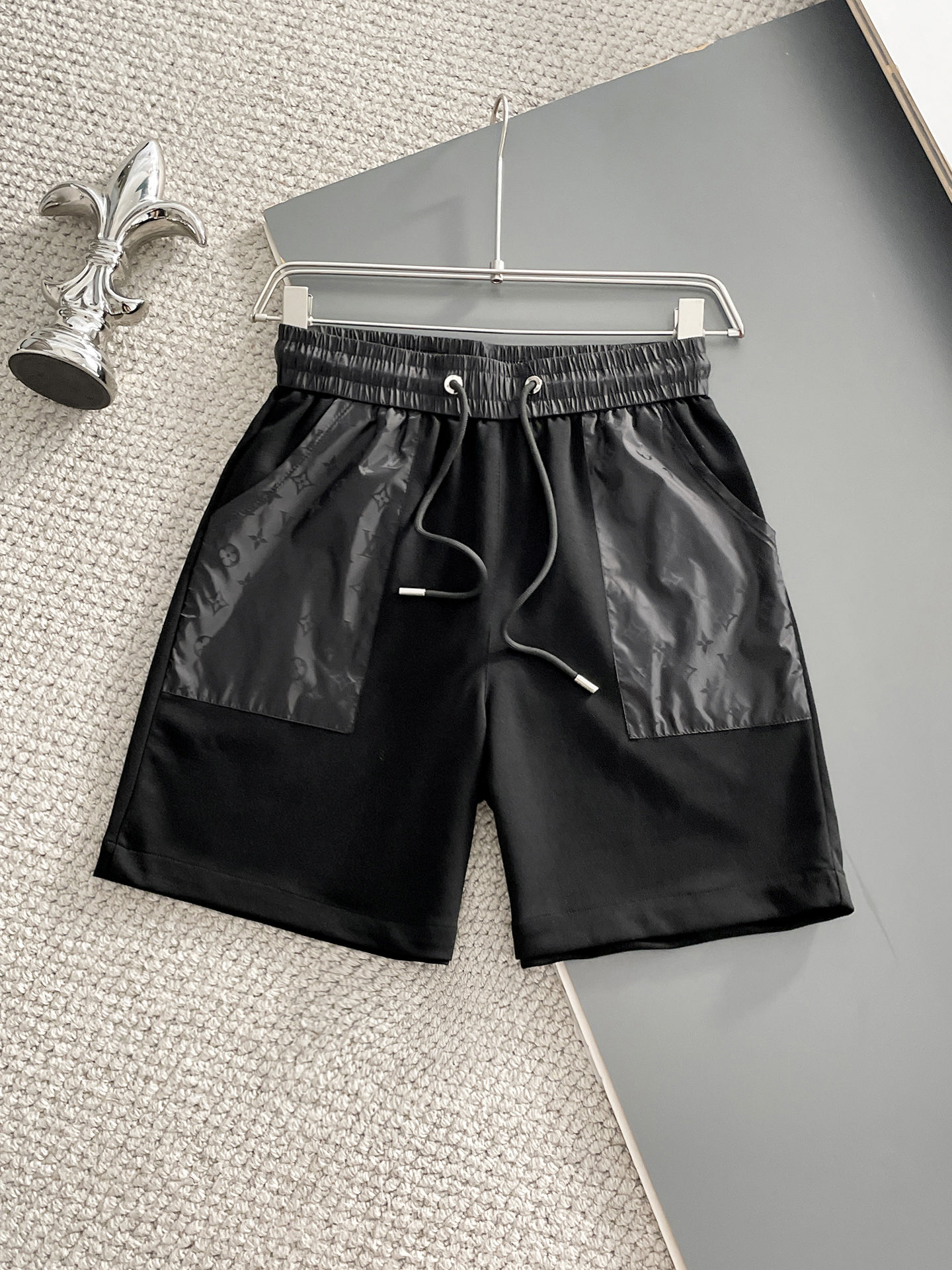 NO:932186,LV three-standard complete 2026 summer new men's casual shorts, advanced custom-made breathable fabrics, extremely breathable, elastic and comfortable, impeccable details, top-grade accessories, original logo design concept, delicate and soft feel!  The upper body shape is awesome!  Sizes M-XXXL, please state your height and weight when ordering,,louis vuitton,shorts,19860909LV 三标齐全 2026夏季新款男士休闲短裤,高级定制面料透气面料 透气弹力舒适度极高,细节无可挑剔,顶级辅料配备,原版logo设计理念,手感细腻柔软！上身版型超赞！尺码M-XXXL下单报身高体重,,louis vuitton,shorts,,Men's clothing