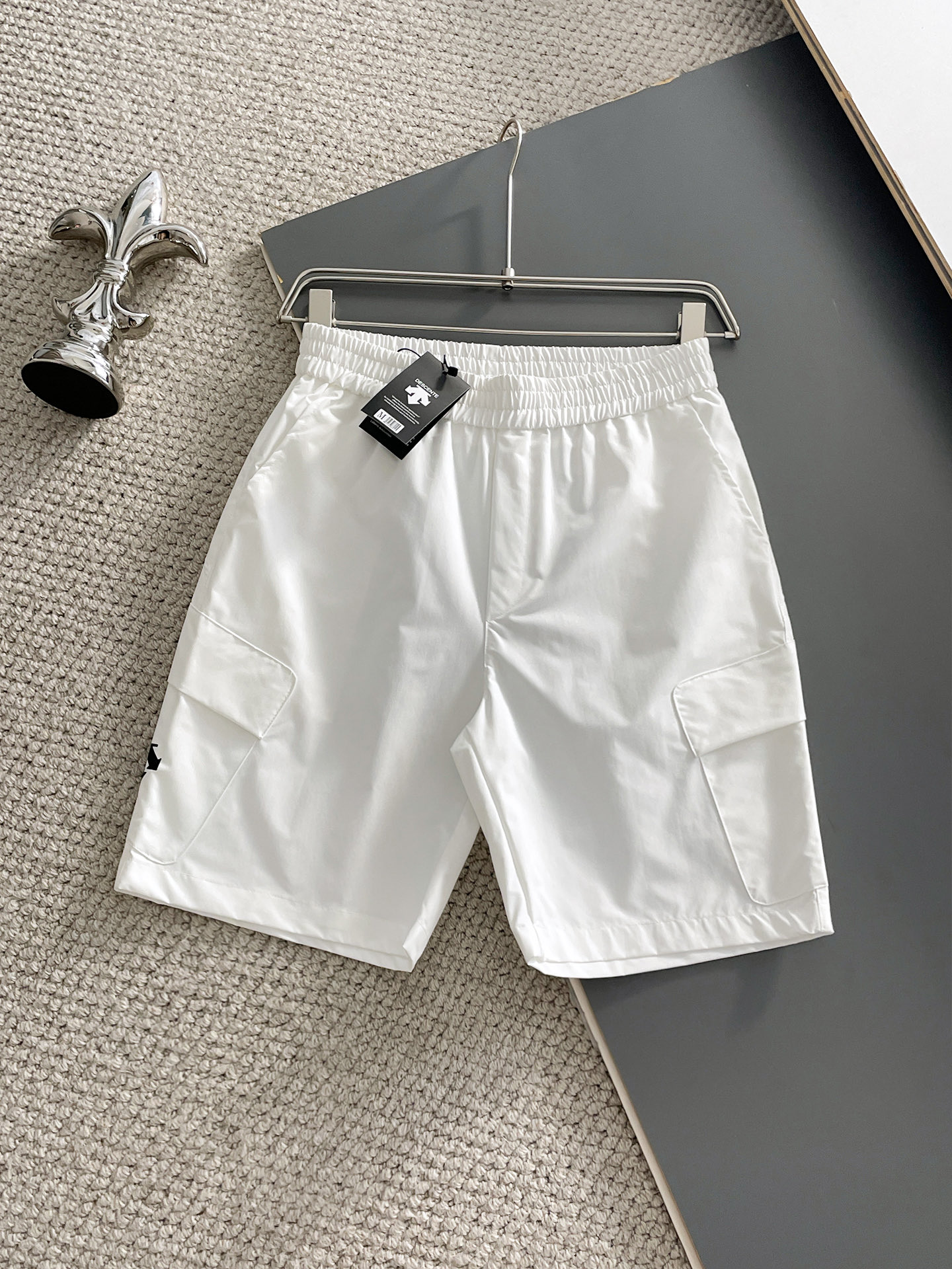 NO:932193,Descente's three-standard complete 2026 new summer men's casual shorts, advanced custom-made breathable fabrics, extremely breathable, elastic and comfortable, impeccable details, top-grade accessories, original logo design concept, delicate and soft feel!  The upper body shape is awesome!  Sizes M-XXXL, please state your height and weight when ordering,,shorts,19860909迪桑特三标齐全 2026夏季新款男士休闲短裤,高级定制面料透气面料 透气弹力舒适度极高,细节无可挑剔,顶级辅料配备,原版logo设计理念,手感细腻柔软！上身版型超赞！尺码M-XXXL下单报身高体重,,shorts,,Men's clothing