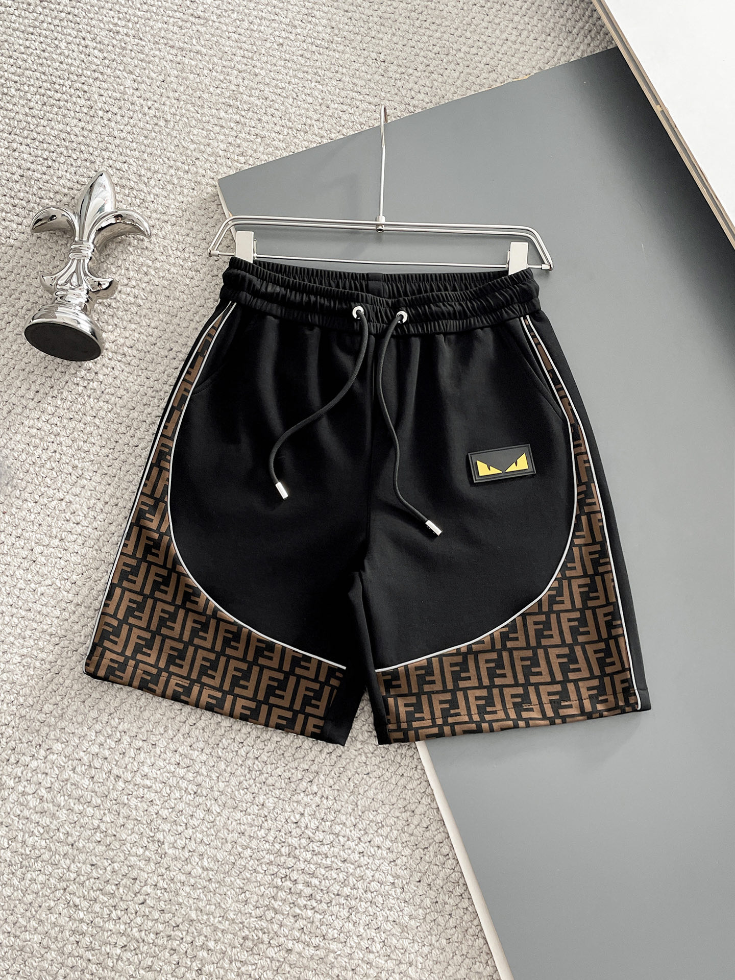 NO:932200,Fendi's three-standard complete 2026 summer new men's casual shorts, advanced custom-made breathable fabrics, extremely breathable, elastic and comfortable, impeccable details, top-grade accessories, original logo design concept, delicate and soft feel!  The upper body shape is awesome!  For sizes M-XXXL, please state your height and weight when placing an order, fendi, shorts,19860909芬迪三标齐全 2026夏季新款男士休闲短裤,高级定制面料透气面料 透气弹力舒适度极高,细节无可挑剔,顶级辅料配备,原版logo设计理念,手感细腻柔软！上身版型超赞！尺码M-XXXL下单报身高体重,,fendi,shorts,,Men's clothing