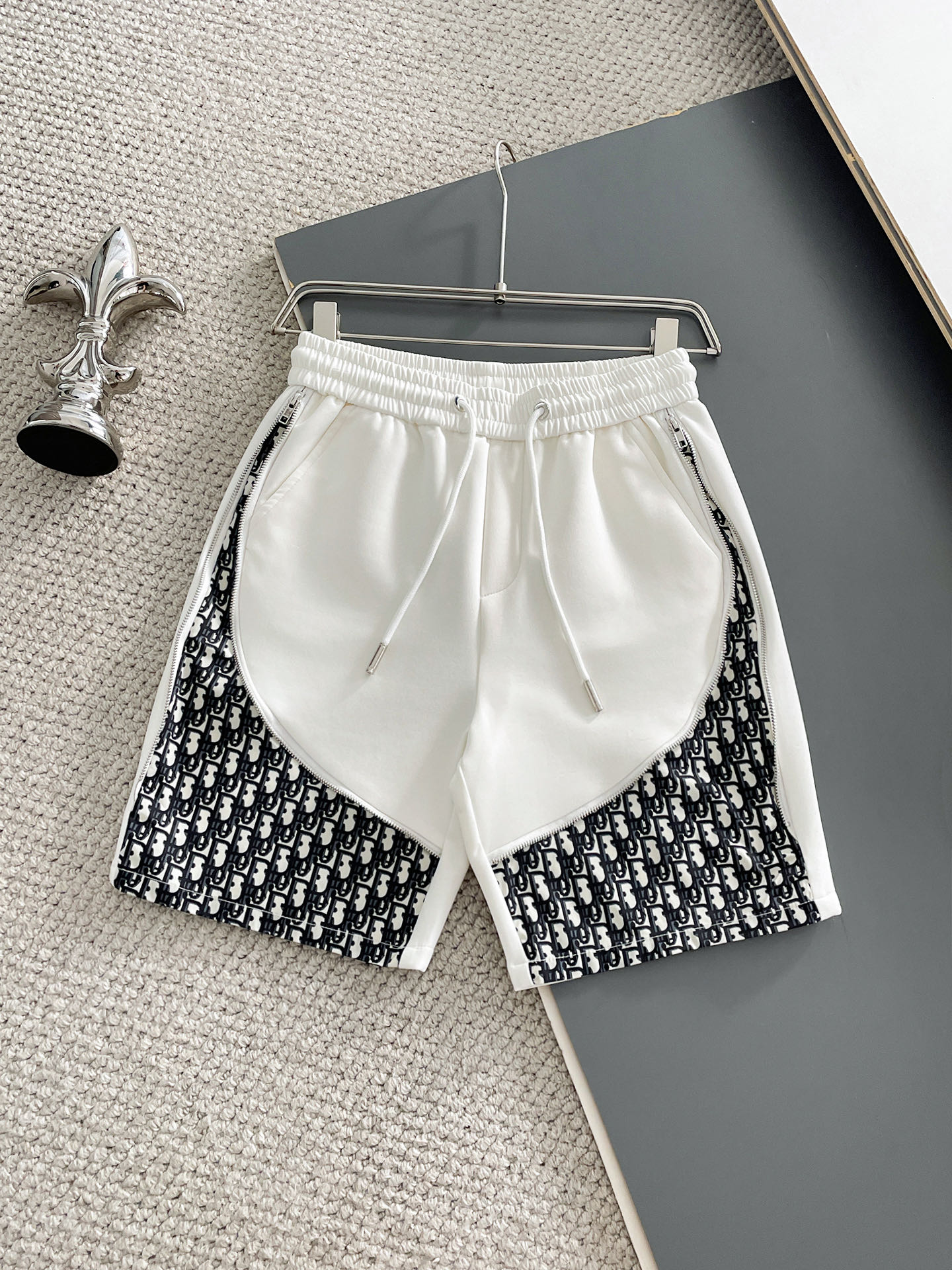 NO:932207,Dior's 2026 new summer men's casual shorts with three complete standards, advanced custom-made breathable fabrics, extremely breathable, elastic and comfortable, impeccable details, top-grade accessories, original logo design concept, delicate and soft feel!  The upper body shape is awesome!  Sizes M-XXXL, please state your height and weight when ordering, dior, shorts,19860909迪奥 三标齐全 2026夏季新款男士休闲短裤,高级定制面料透气面料 透气弹力舒适度极高,细节无可挑剔,顶级辅料配备,原版logo设计理念,手感细腻柔软！上身版型超赞！尺码M-XXXL下单报身高体重,,dior,shorts,,Men's clothing