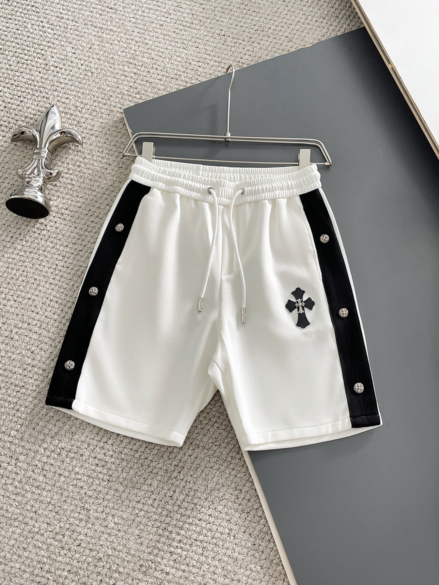 NO:932213,Croxin three-standard complete 2026 new summer men's casual shorts, advanced custom-made breathable fabrics, extremely breathable, elastic and comfortable, impeccable details, top-grade accessories, original logo design concept, delicate and soft feel!  The upper body shape is awesome!  Sizes M-XXXL, please state your height and weight when ordering,,chrome hearts,shorts,19860909克罗心 三标齐全 2026夏季新款男士休闲短裤,高级定制面料透气面料 透气弹力舒适度极高,细节无可挑剔,顶级辅料配备,原版logo设计理念,手感细腻柔软！上身版型超赞！尺码M-XXXL下单报身高体重,,chrome hearts,shorts,,Men's clothing
