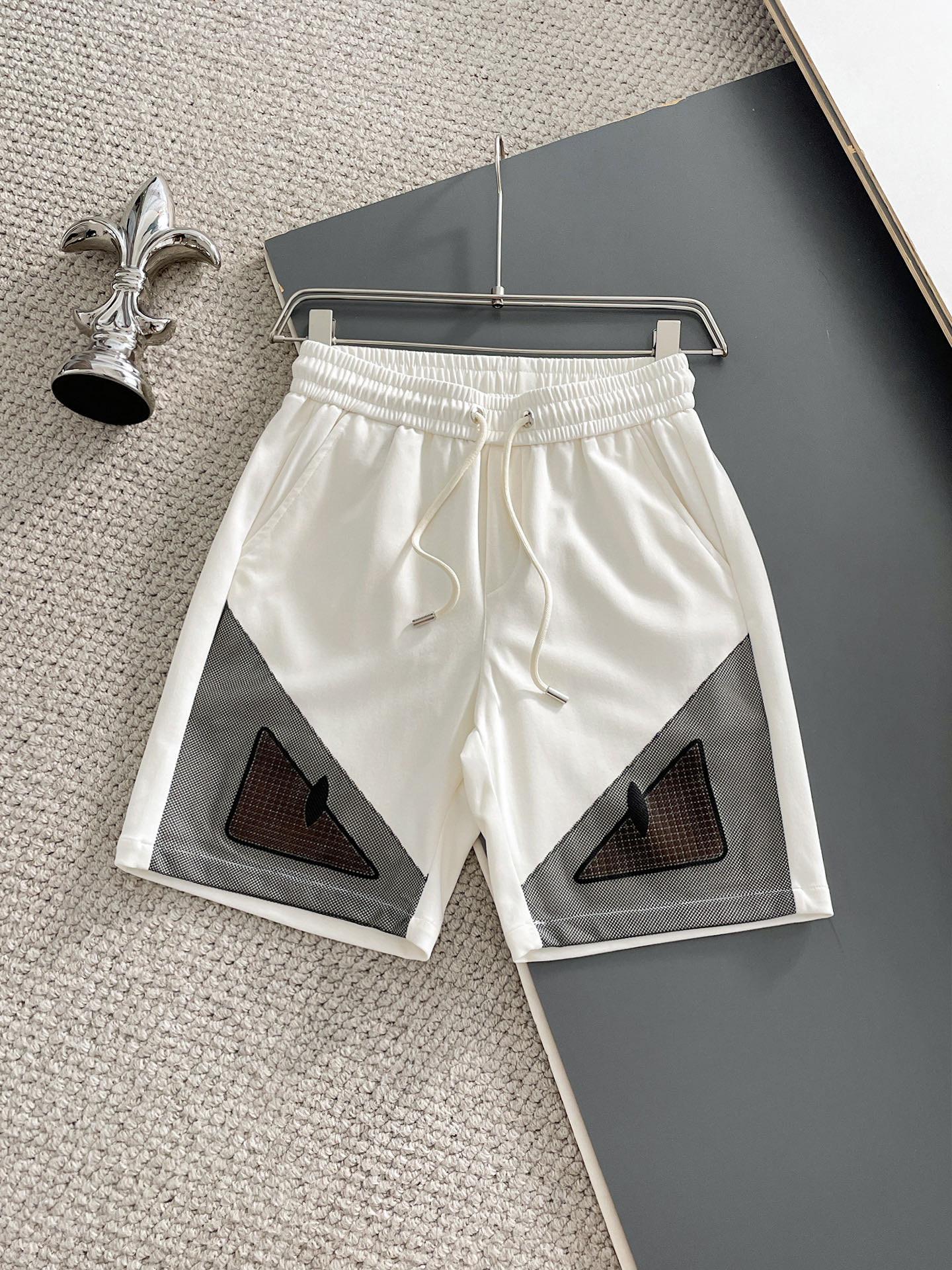 NO:932219,Fendi's three-standard complete 2026 summer new men's casual shorts, advanced custom-made breathable fabrics, extremely breathable, elastic and comfortable, impeccable details, top-grade accessories, original logo design concept, delicate and soft feel!  The upper body shape is awesome!  For sizes M-XXXL, please state your height and weight when placing an order, fendi, shorts,19860909芬迪三标齐全 2026夏季新款男士休闲短裤,高级定制面料透气面料 透气弹力舒适度极高,细节无可挑剔,顶级辅料配备,原版logo设计理念,手感细腻柔软！上身版型超赞！尺码M-XXXL下单报身高体重,,fendi,shorts,,Men's clothing