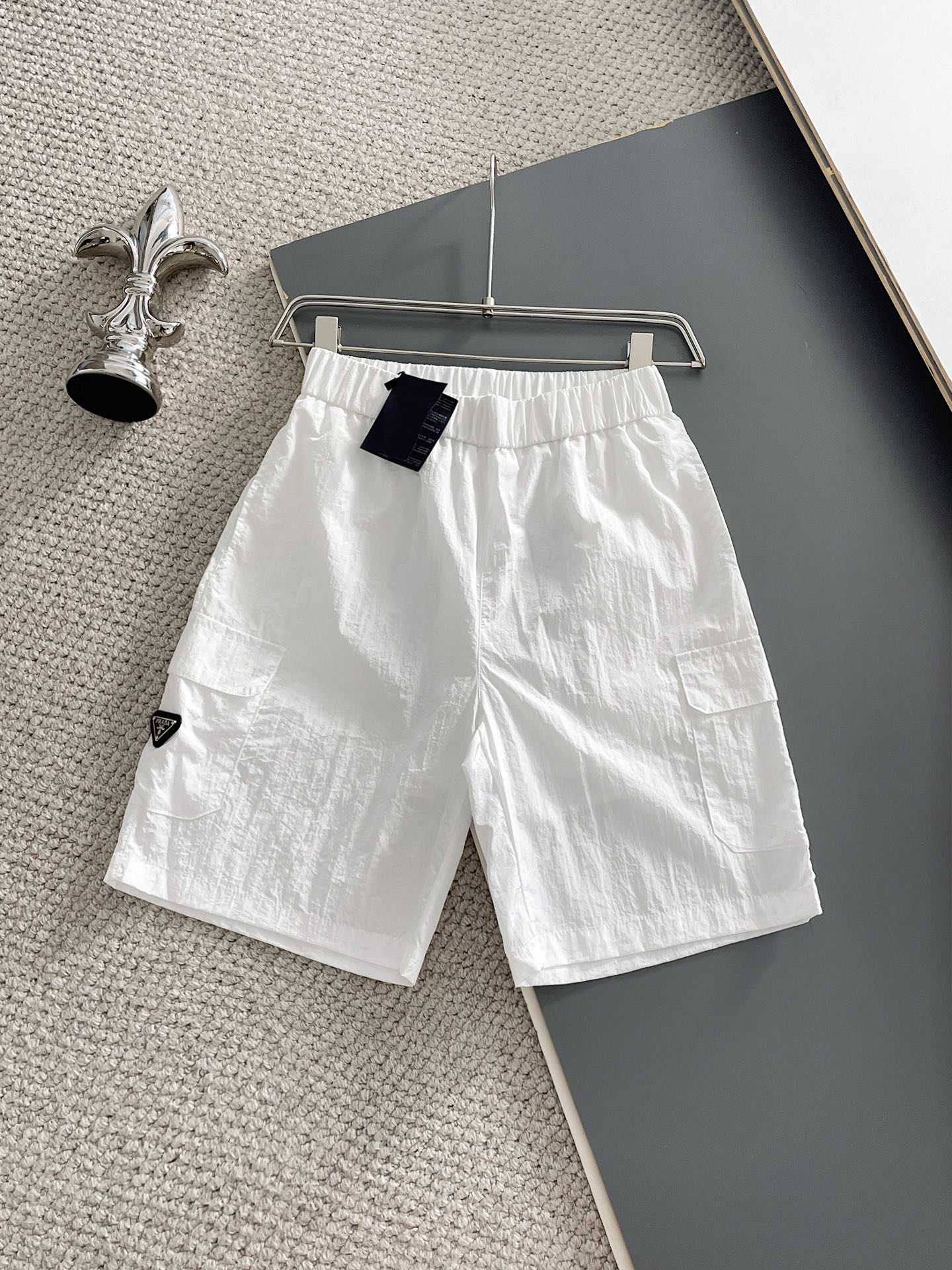 NO:932160,Prada's three-standard complete 2026 new summer men's casual shorts, advanced custom-made breathable fabrics, extremely breathable, elastic and comfortable, impeccable details, top-grade accessories, original logo design concept, delicate and soft feel!  The upper body shape is awesome!  Sizes M-XXXL, please state your height and weight when ordering, prada, shorts,19860909普拉达 三标齐全 2026夏季新款男士休闲短裤,高级定制面料透气面料 透气弹力舒适度极高,细节无可挑剔,顶级辅料配备,原版logo设计理念,手感细腻柔软！上身版型超赞！尺码M-XXXL下单报身高体重,,prada,shorts,,Men's clothing