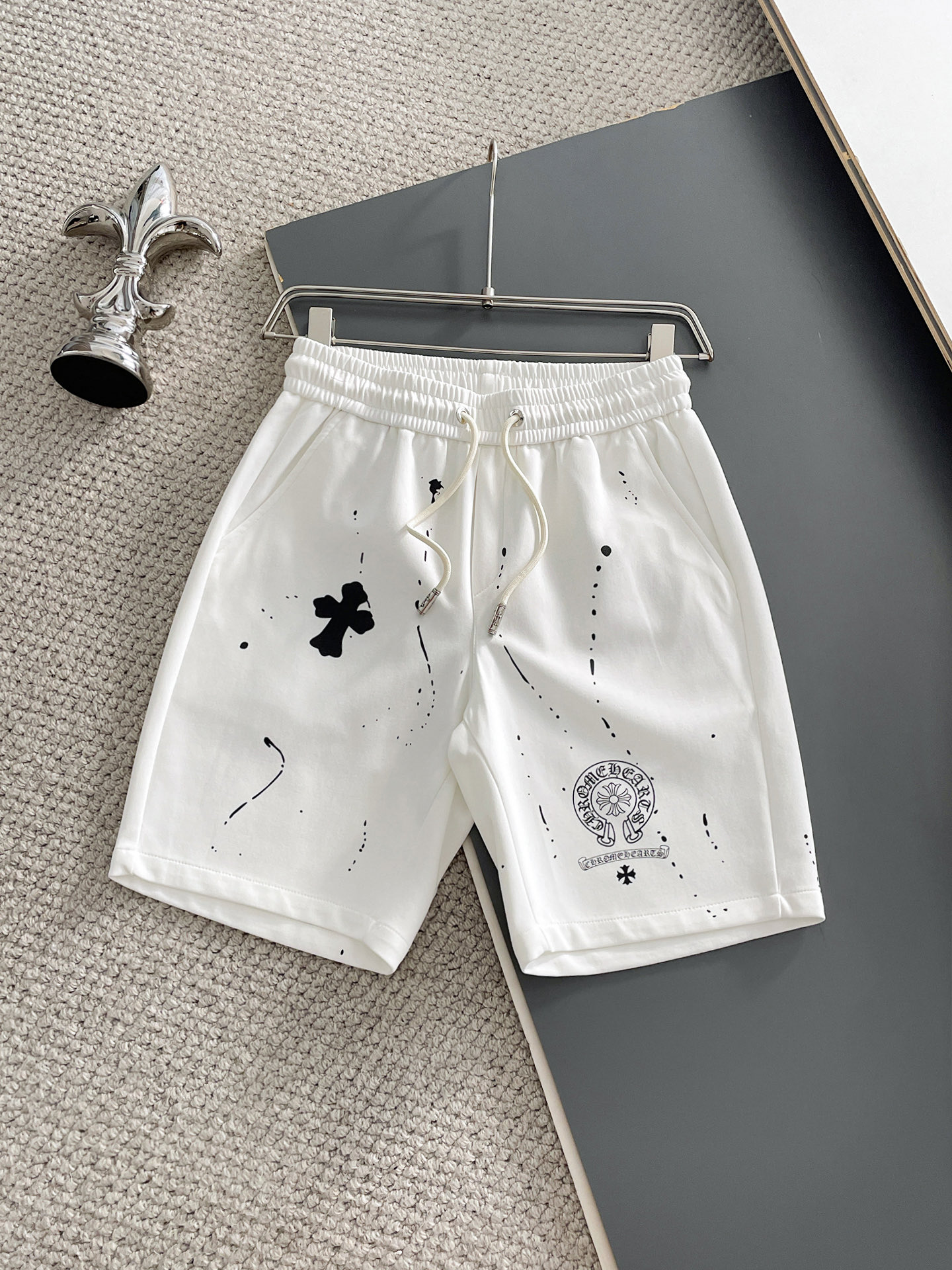NO:932167,Croxin three-standard complete 2026 new summer men's casual shorts, advanced custom-made breathable fabrics, extremely breathable, elastic and comfortable, impeccable details, top-grade accessories, original logo design concept, delicate and soft feel!  The upper body shape is awesome!  Sizes M-XXXL, please state your height and weight when ordering,,chrome hearts,shorts,19860909克罗心 三标齐全 2026夏季新款男士休闲短裤,高级定制面料透气面料 透气弹力舒适度极高,细节无可挑剔,顶级辅料配备,原版logo设计理念,手感细腻柔软！上身版型超赞！尺码M-XXXL下单报身高体重,,chrome hearts,shorts,,Men's clothing