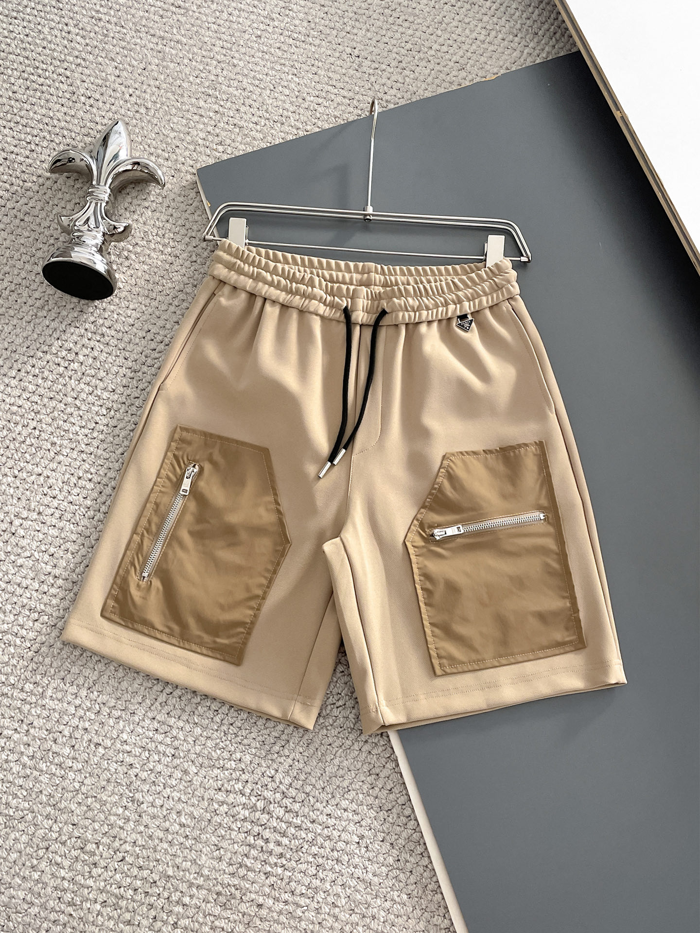 NO:932173,Prada's three-standard complete 2026 summer new men's casual shorts, advanced custom-made breathable fabrics, extremely breathable, elastic and comfortable, impeccable details, top-grade accessories, original logo design concept, delicate and soft feel!  The upper body shape is awesome!  Sizes M-XXXL, please state your height and weight when ordering, prada, shorts,19860909普拉达三标齐全 2026夏季新款男士休闲短裤,高级定制面料透气面料 透气弹力舒适度极高,细节无可挑剔,顶级辅料配备,原版logo设计理念,手感细腻柔软！上身版型超赞！尺码M-XXXL下单报身高体重,,prada,shorts,,Men's clothing