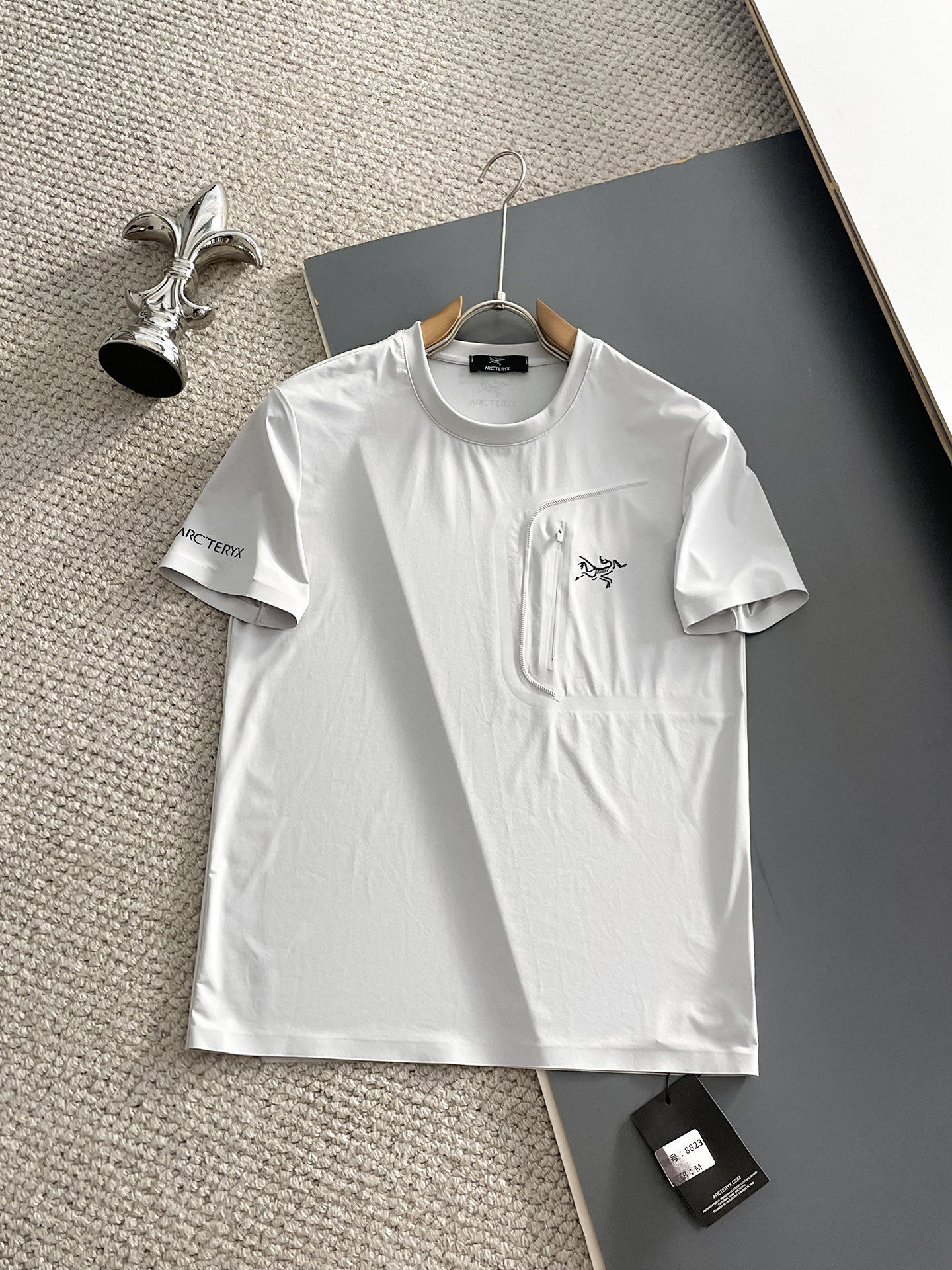 NO:931819,Arc'teryx's top products 2026 spring and summer new debut counter latest short-sleeved round neck T-shirt high-end custom design avant-garde fashion!  The brand logo is designed with heavy craftsmanship. High-end customized quick-drying fabrics. Soft to the touch. Comfortable to wear. Exquisite stitching at the counter level. Fine workmanship. The upper body effect is incomparably handsome!  A must-have item for a stylish man!  Size M-XXXL,arc'teryx,T-shirt,tees,t-shirt,19860909始祖鸟 顶级货品2026春夏新款首发专柜最新款短袖圆领T恤 高端订制 设计前卫时尚！品牌logo重工艺设计 高端定制速干面料.手感柔软.穿着舒适.专柜级别精致车线.做工精细.上身效果无敌帅气！型男必备单品！码数M-XXXL,arc'teryx,T-shirt,tees，t-shirt,,Men's clothing