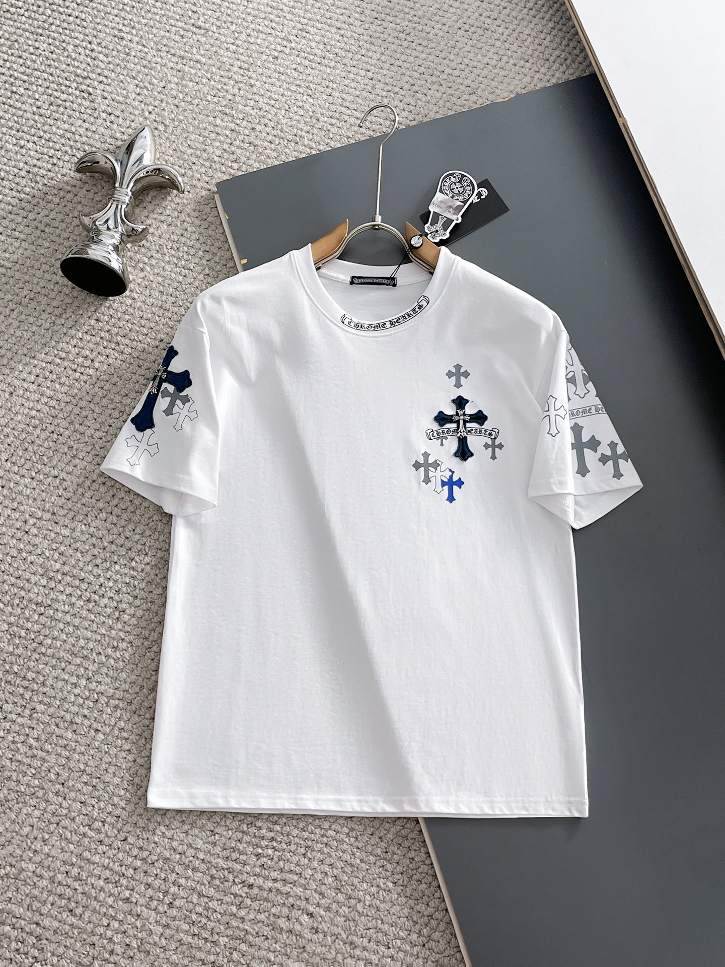 NO:932181,Croxin's top products 2026 spring and summer new debut counter, the latest short-sleeved round neck T-shirt, high-end customization, avant-garde and fashionable design!  The brand logo is designed with heavy craftsmanship. High-end customized 260g fabric. Soft to the touch. Comfortable to wear. Exquisite stitching at the counter level. Fine workmanship. The upper body effect is incomparably handsome!  A must-have item for a stylish man!  Size M-XXXL,,chrome hearts,T-shirt,tees,t-shirt,19860909克罗心顶级货品2026春夏新款首发专柜最新款短袖圆领T恤 高端订制 设计前卫时尚！品牌logo重工艺设计 高端定制260克面料.手感柔软.穿着舒适.专柜级别精致车线.做工精细.上身效果无敌帅气！型男必备单品！码数M-XXXL,,chrome hearts,T-shirt,tees，t-shirt,,Men's clothing