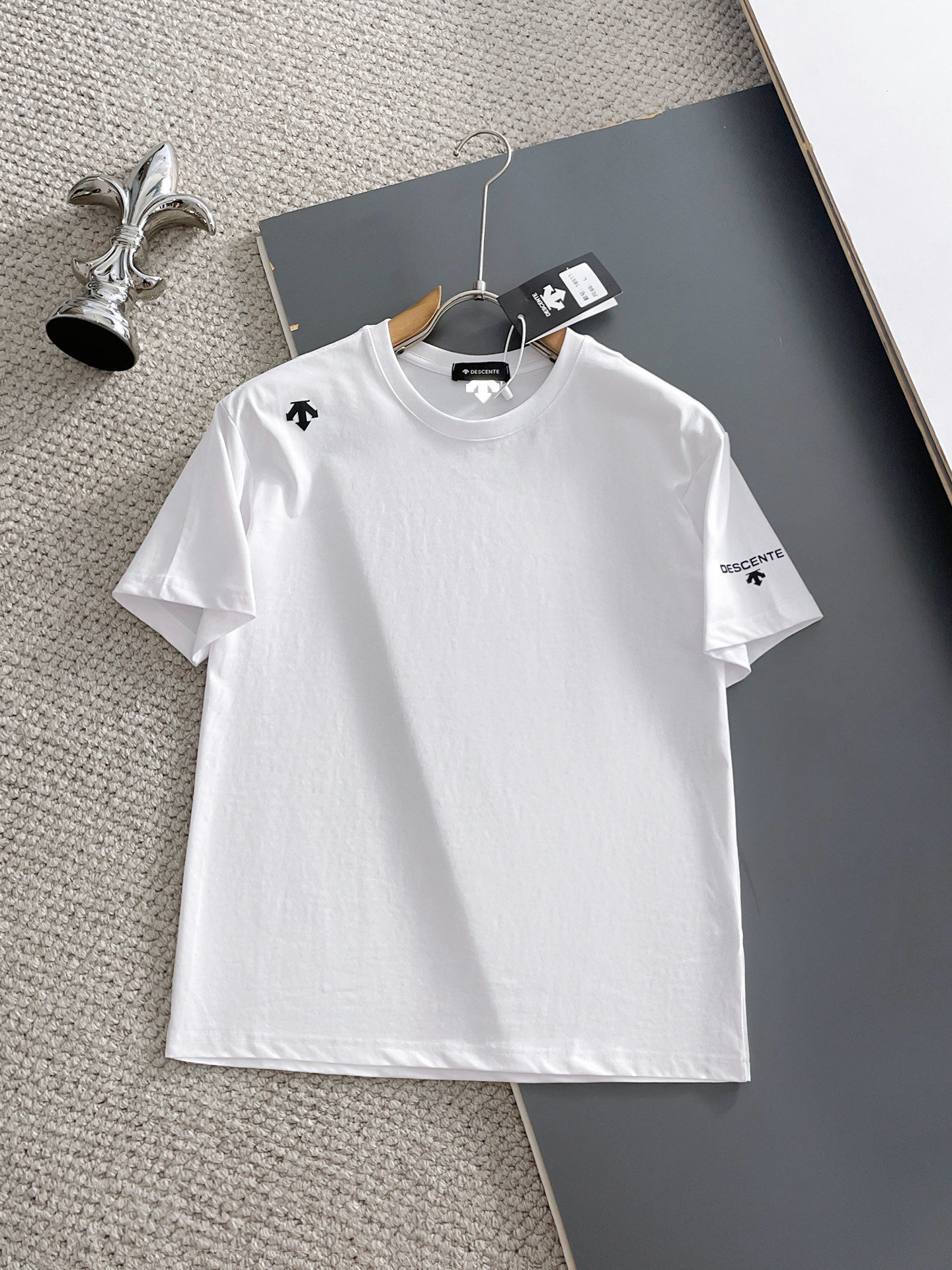 NO:932188,Descente's top products 2026 spring and summer new debut counter latest short-sleeved round neck T-shirt, high-end custom design, avant-garde and fashionable!  The brand logo is designed with heavy craftsmanship. High-end customized 260g fabric. Soft to the touch. Comfortable to wear. Exquisite stitching at the counter level. Fine workmanship. The upper body effect is incomparably handsome!  A must-have item for a stylish man!  Size M-XXXL,,T-shirt,tees,t-shirt,19860909迪桑特 顶级货品2026春夏新款首发专柜最新款短袖圆领T恤 高端订制 设计前卫时尚！品牌logo重工艺设计 高端定制260克面料.手感柔软.穿着舒适.专柜级别精致车线.做工精细.上身效果无敌帅气！型男必备单品！码数M-XXXL,,T-shirt,tees，t-shirt,,Men's clothing