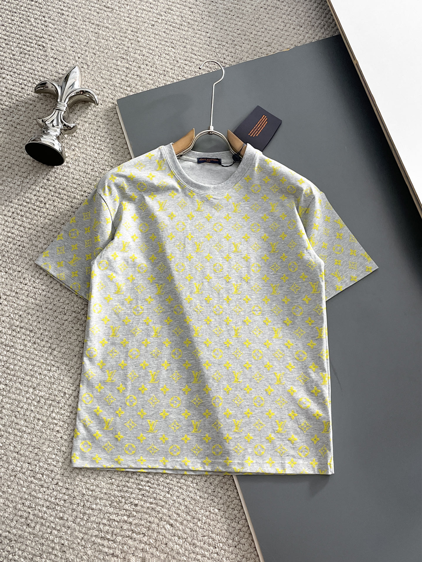 NO:932195,LV top products 2026 spring and summer new debut counter latest short-sleeved round neck T-shirt, high-end customization, avant-garde and fashionable design!  The brand logo is designed with heavy craftsmanship. High-end customized 260g fabric. Soft to the touch. Comfortable to wear. Exquisite stitching at the counter level. Fine workmanship. The upper body effect is incomparably handsome!  A must-have item for a stylish man!  Size M-XXXL,,louis vuitton,T-shirt,tees,t-shirt,19860909LV 顶级货品2026春夏新款首发专柜最新款短袖圆领T恤 高端订制 设计前卫时尚！品牌logo重工艺设计 高端定制260克面料.手感柔软.穿着舒适.专柜级别精致车线.做工精细.上身效果无敌帅气！型男必备单品！码数M-XXXL,,louis vuitton,T-shirt,tees，t-shirt,,Men's clothing