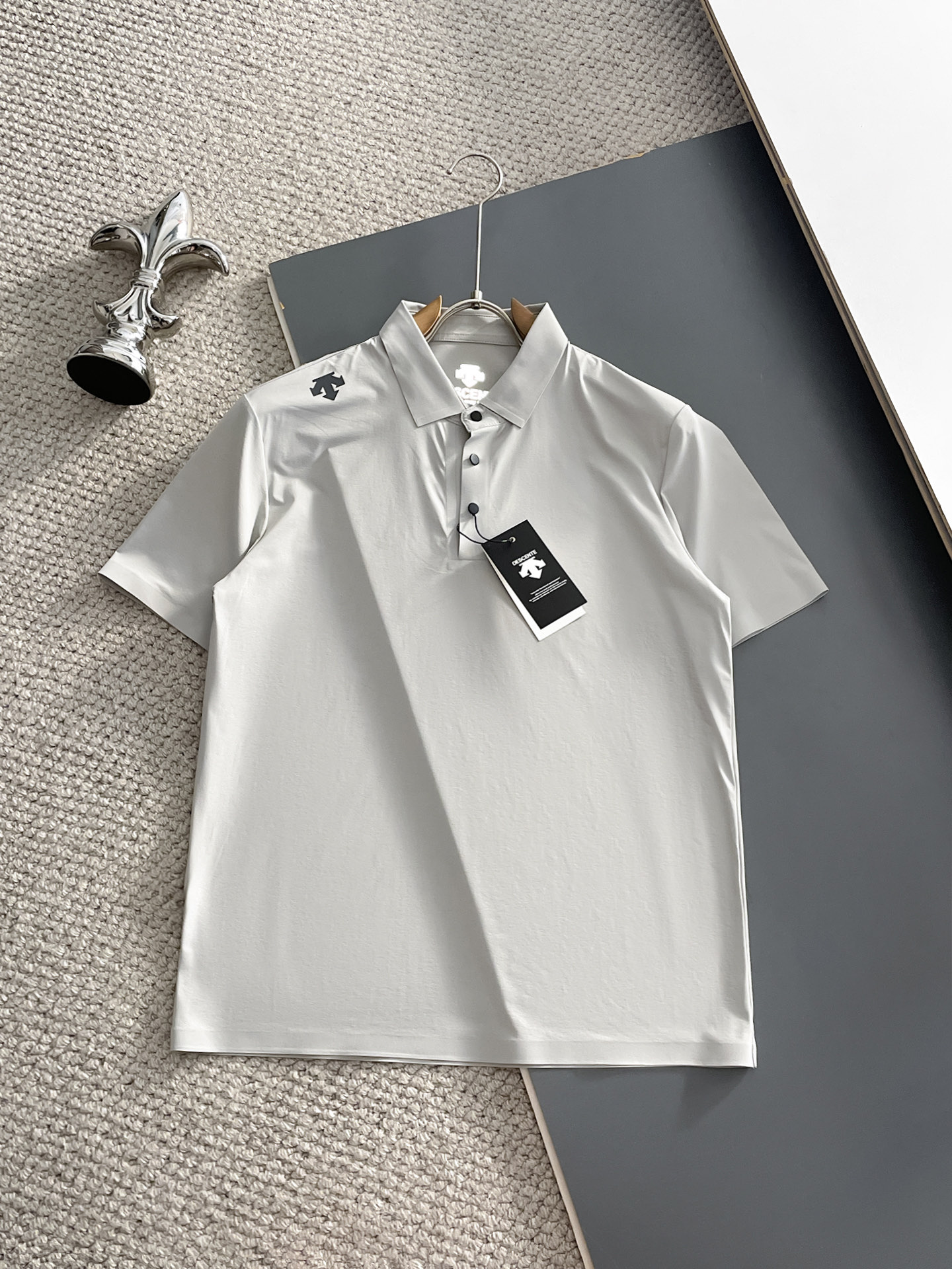 NO:932202,Descente 2026ss summer new letter logo men's lapel polo shirt!  Classic business men's style, the ceiling-level business men's style of high-end men's clothing!  Simple and fashionable yet elegant, it looks great when worn alone, and quality control/details control can be taken away with your eyes closed. It is low-key, luxurious and connotative!  The custom-woven mesh pique cotton fabric supplied by the customer is carefully made. The mesh texture is evenly arranged on the surface of the fabric. It has excellent breathability and heat dissipation and perspiration. The upper body comfort is completely better than ordinary single-sided jersey tissue!  The classic brand LOGO on the chest is made with top-notch craftsmanship. The LOGO is three-dimensional, clear and full, and has extraordinary texture. Whether it is worn as an inner layer or worn alone, it is a classic product!  The exquisite tailoring process, every detail is handled very standard and delicately, which cannot be compared with other low-end products on the market. It is a must-have basic and versatile Polo shirt for men!  Various colors, sizes M-3xl,,19860909迪桑特 2026ss夏季新款字母logo男士翻领Polo衫！经典商务男款,高端男装的天花板级别的商务男款！简约时尚大气不失优雅,单穿内搭体面过人,品质控/细节控的闭眼带走,低调又奢华有内涵！ 客供定织网眼珠地棉布精心制成,面料表面排列均匀整齐的网眼纹理,透气性和散热排汗性极佳,上身舒适程度完全优于普通单面汗布组织！胸前经典的品牌LOGO标识,采用顶级工艺打造,LOGO立体清晰饱满,质感非凡的特质,无论是内搭还是单穿都是一款经典领域的产品！精妙绝伦的裁剪工艺,每一个细节处理的非常标准细腻,非市面一般LOW货可以媲美的,男士必入基础百搭款Polo衫推荐！ 颜色多颜色 尺码M-3xl,,,Men's clothing