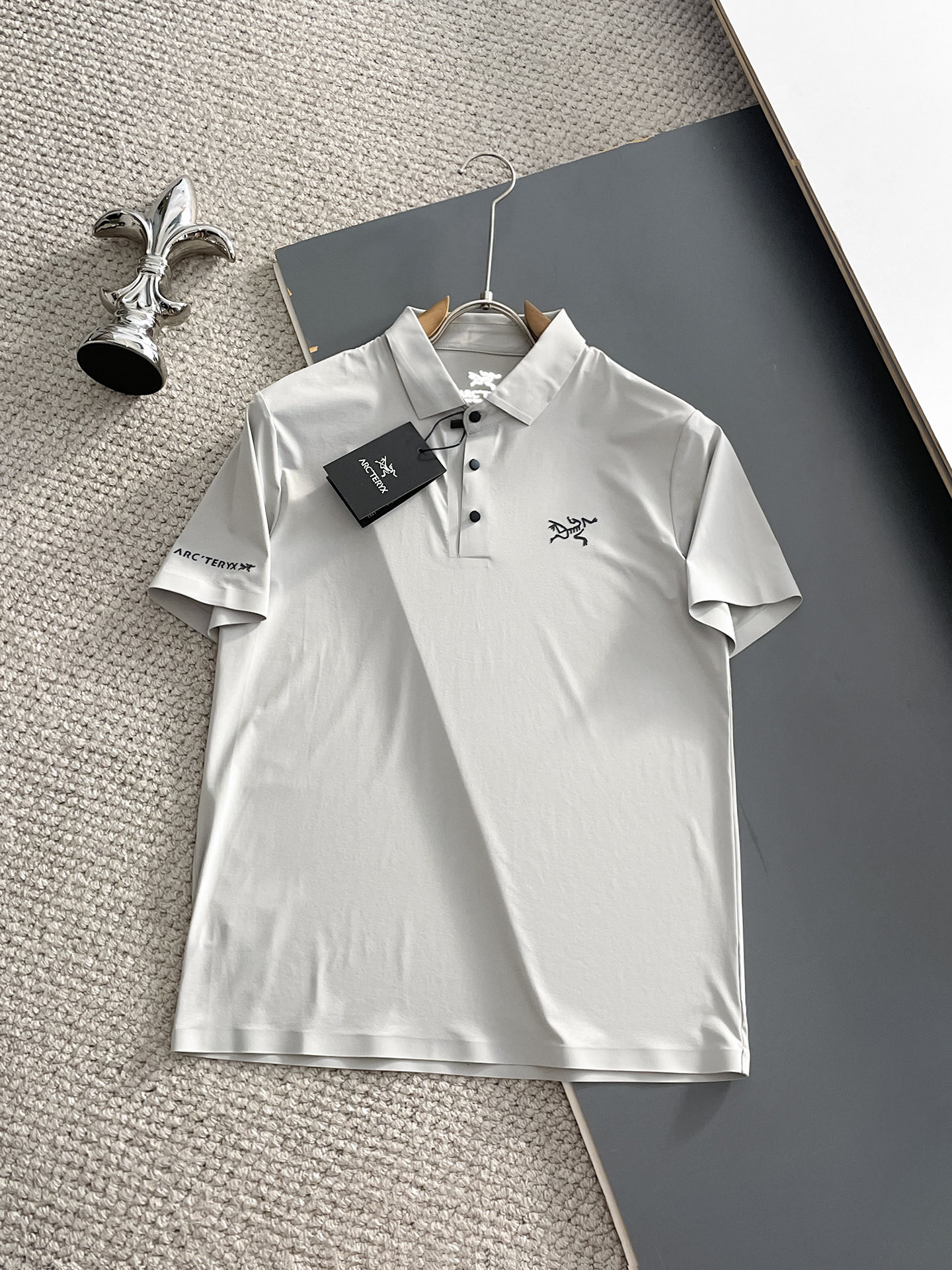 NO:932206,Arc'teryx 2026ss summer new letter logo men's lapel Polo shirt!  Classic business men's style, the ceiling-level business men's style of high-end men's clothing!  Simple and fashionable yet elegant, it looks great when worn alone, and the quality/details control can be taken away with your eyes closed. It is low-key, luxurious and connotative!  The custom-woven mesh pique cotton fabric supplied by the customer is carefully made. The mesh texture is evenly arranged on the surface of the fabric. It has excellent breathability and heat dissipation and perspiration. The upper body comfort is completely better than ordinary single-sided jersey tissue!  The classic brand LOGO on the chest is made with top-notch craftsmanship. The LOGO is three-dimensional, clear and full, and has extraordinary texture. Whether it is worn as an inner layer or worn alone, it is a classic product!  The exquisite tailoring process, every detail is handled very standard and delicately, which cannot be compared with other low-end products on the market. It is a must-have basic and versatile Polo shirt for men!  Various colors, sizes M-3xl, arc'teryx,19860909始祖鸟 2026ss夏季新款字母logo男士翻领Polo衫！经典商务男款,高端男装的天花板级别的商务男款！简约时尚大气不失优雅,单穿内搭体面过人,品质控/细节控的闭眼带走,低调又奢华有内涵！ 客供定织网眼珠地棉布精心制成,面料表面排列均匀整齐的网眼纹理,透气性和散热排汗性极佳,上身舒适程度完全优于普通单面汗布组织！胸前经典的品牌LOGO标识,采用顶级工艺打造,LOGO立体清晰饱满,质感非凡的特质,无论是内搭还是单穿都是一款经典领域的产品！精妙绝伦的裁剪工艺,每一个细节处理的非常标准细腻,非市面一般LOW货可以媲美的,男士必入基础百搭款Polo衫推荐！ 颜色多颜色 尺码M-3xl,arc'teryx,,Men's clothing