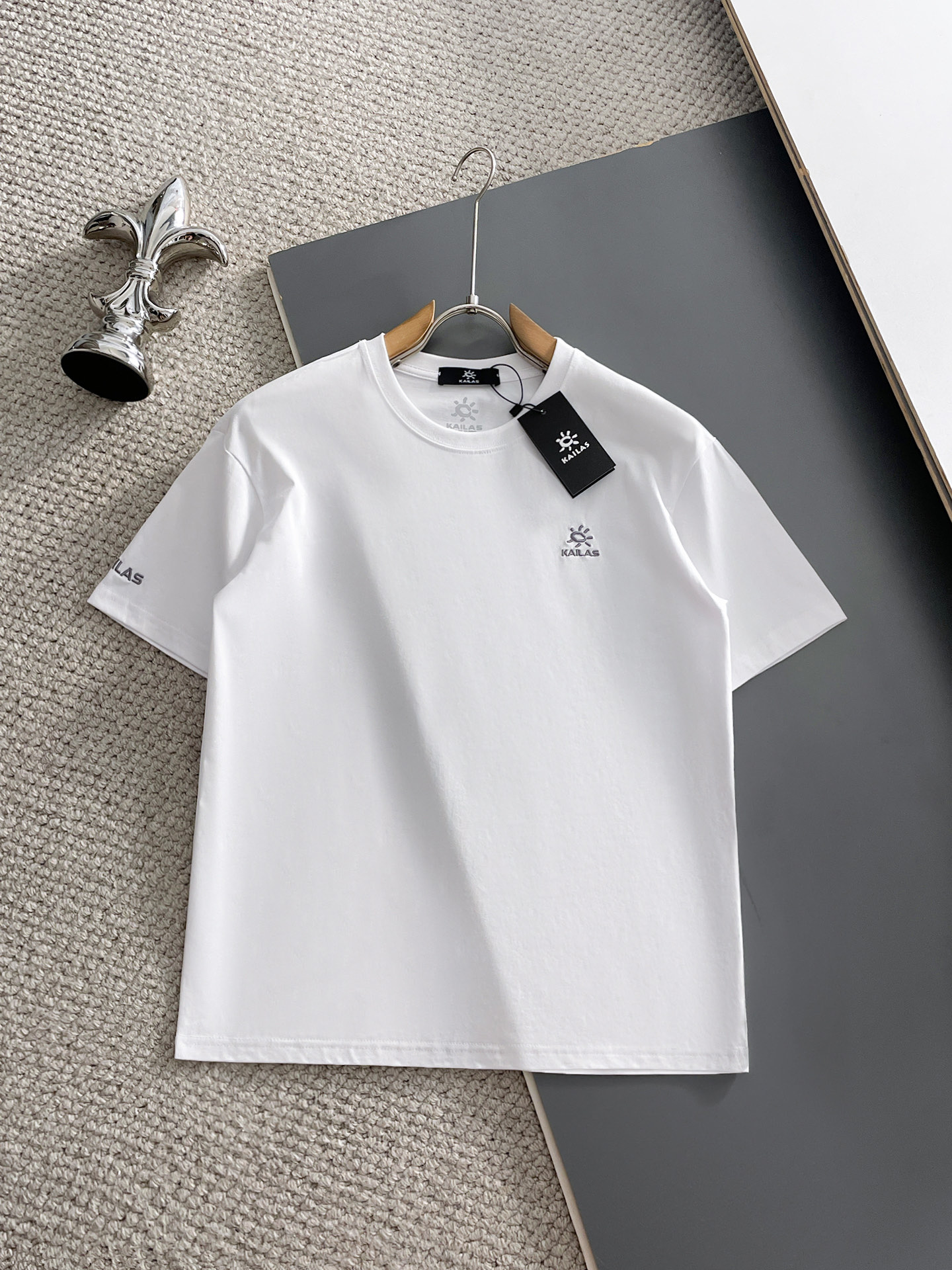 NO:932212,Kailer Stone's top products 2026 spring and summer new debut counter, the latest short-sleeved round neck T-shirt, high-end customization, avant-garde and fashionable design!  The brand logo is designed with heavy craftsmanship. High-end customized 260g fabric. Soft to the touch. Comfortable to wear. Exquisite stitching at the counter level. Fine workmanship. The upper body effect is incomparably handsome!  A must-have item for a stylish man!  Size M-XXXL,,T-shirt,tees,t-shirt,19860909凯乐石 顶级货品2026春夏新款首发专柜最新款短袖圆领T恤 高端订制 设计前卫时尚！品牌logo重工艺设计 高端定制260克面料.手感柔软.穿着舒适.专柜级别精致车线.做工精细.上身效果无敌帅气！型男必备单品！码数M-XXXL,,T-shirt,tees，t-shirt,,Men's clothing