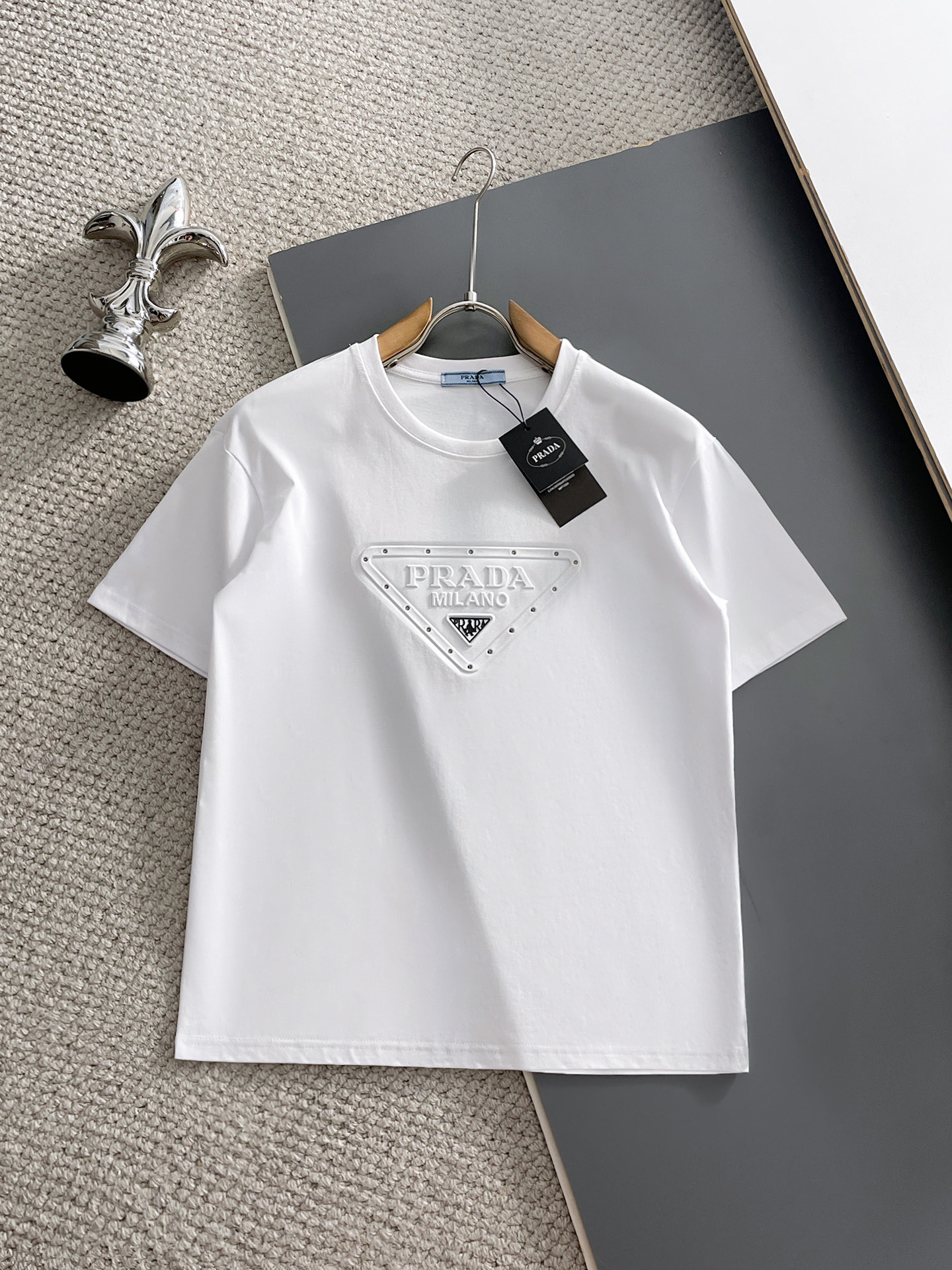 NO:932220,Prada's top products 2026 spring and summer new debut counter latest short-sleeved round neck T-shirt, high-end customization, avant-garde and fashionable design!  The brand logo is designed with heavy craftsmanship. High-end customized 260g fabric. Soft to the touch. Comfortable to wear. Exquisite stitching at the counter level. Fine workmanship. The upper body effect is incomparably handsome!  A must-have item for a stylish man!  Size M-XXXL,,prada,T-shirt,tees,t-shirt,19860909普拉达 顶级货品2026春夏新款首发专柜最新款短袖圆领T恤 高端订制 设计前卫时尚！品牌logo重工艺设计 高端定制260克面料.手感柔软.穿着舒适.专柜级别精致车线.做工精细.上身效果无敌帅气！型男必备单品！码数M-XXXL,,prada,T-shirt,tees，t-shirt,,Men's clothing
