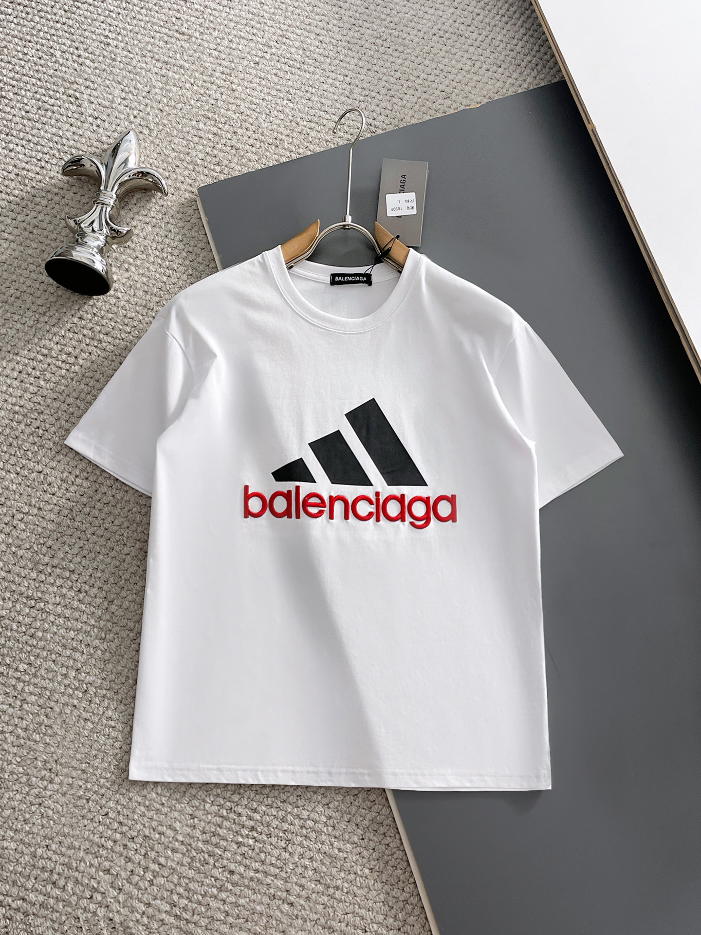 NO:932161,Balenciaga's top products 2026 spring and summer new debut counter latest short-sleeved round neck T-shirt, high-end customization, avant-garde and fashionable design!  The brand logo is designed with heavy craftsmanship. High-end customized 260g fabric. Soft to the touch. Comfortable to wear. Exquisite stitching at the counter level. Fine workmanship. The upper body effect is incomparably handsome!  A must-have item for a stylish man!  Size M-XXXL,,balenciaga,T-shirt,tees,t-shirt,19860909巴黎世家 顶级货品2026春夏新款首发专柜最新款短袖圆领T恤 高端订制 设计前卫时尚！品牌logo重工艺设计 高端定制260克面料.手感柔软.穿着舒适.专柜级别精致车线.做工精细.上身效果无敌帅气！型男必备单品！码数M-XXXL,,balenciaga,T-shirt,tees，t-shirt,,Men's clothing