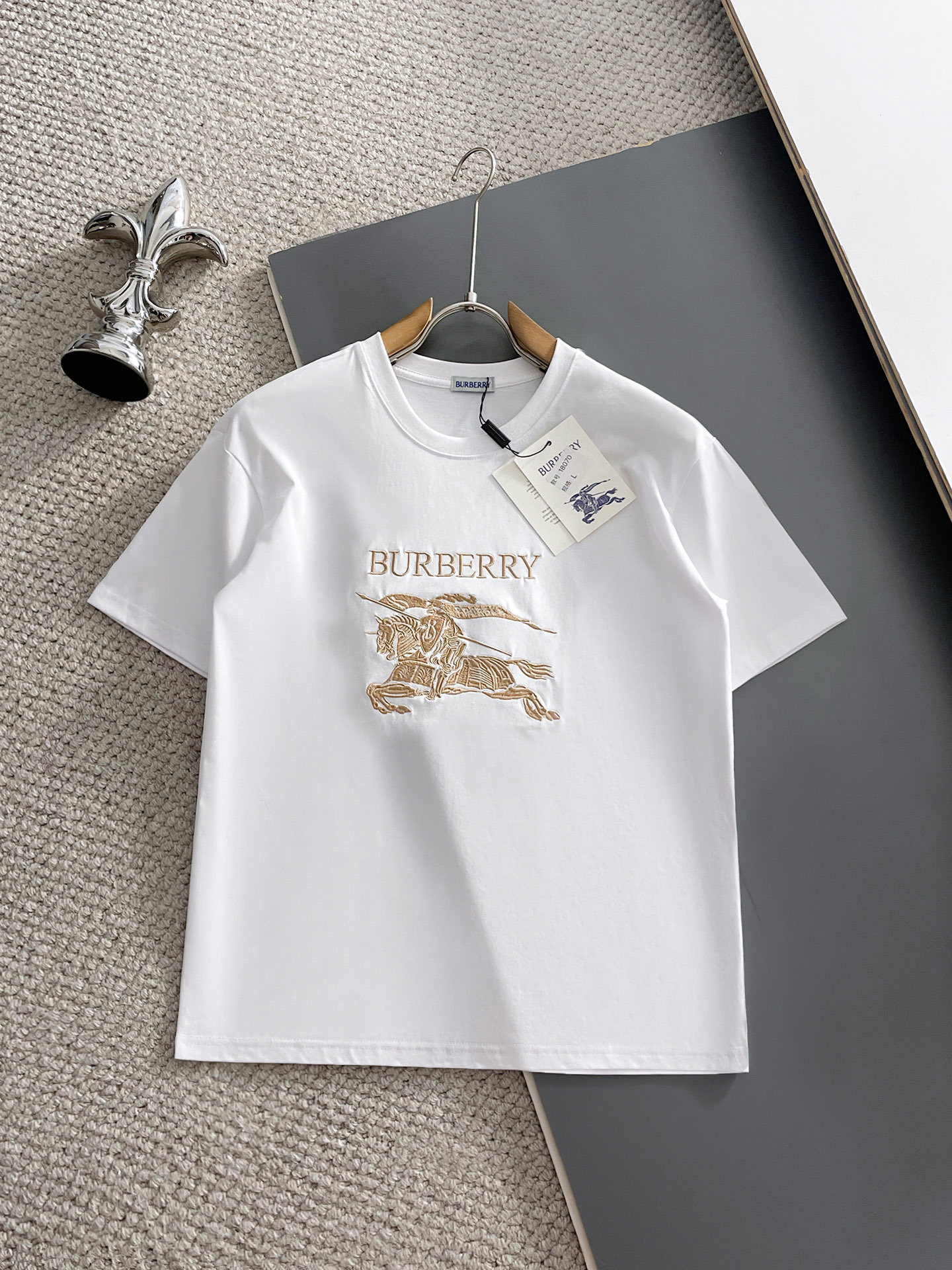 NO:932168,Burberry's top products 2026 spring and summer new debut counter latest short-sleeved round neck T-shirt, high-end custom design, avant-garde and fashionable!  The brand logo is designed with heavy craftsmanship. High-end customized 260g fabric. Soft to the touch. Comfortable to wear. Exquisite stitching at the counter level. Fine workmanship. The upper body effect is incomparably handsome!  A must-have item for a stylish man!  Size M-XXXL,,burberry,T-shirt,tees,t-shirt,19860909巴宝莉 顶级货品2026春夏新款首发专柜最新款短袖圆领T恤 高端订制 设计前卫时尚！品牌logo重工艺设计 高端定制260克面料.手感柔软.穿着舒适.专柜级别精致车线.做工精细.上身效果无敌帅气！型男必备单品！码数M-XXXL,,burberry,T-shirt,tees，t-shirt,,Men's clothing
