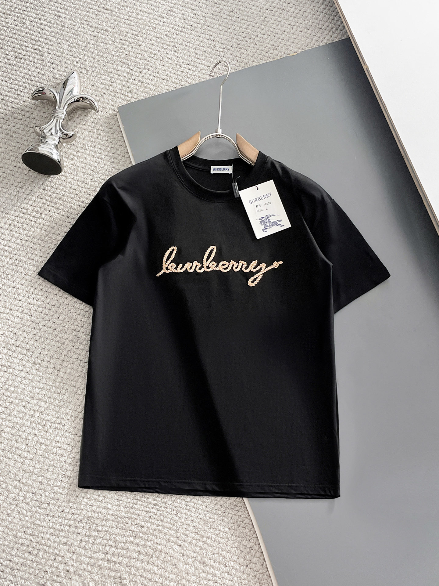 NO:932182,Burberry's top products 2026 spring and summer new debut counter latest short-sleeved round neck T-shirt, high-end custom design, avant-garde and fashionable!  The brand logo is designed with heavy craftsmanship. High-end customized 260g fabric. Soft to the touch. Comfortable to wear. Exquisite stitching at the counter level. Fine workmanship. The upper body effect is incomparably handsome!  A must-have item for a stylish man!  Size M-XXXL,,burberry,T-shirt,tees,t-shirt,19860909巴宝莉 顶级货品2026春夏新款首发专柜最新款短袖圆领T恤 高端订制 设计前卫时尚！品牌logo重工艺设计 高端定制260克面料.手感柔软.穿着舒适.专柜级别精致车线.做工精细.上身效果无敌帅气！型男必备单品！码数M-XXXL,,burberry,T-shirt,tees，t-shirt,,Men's clothing