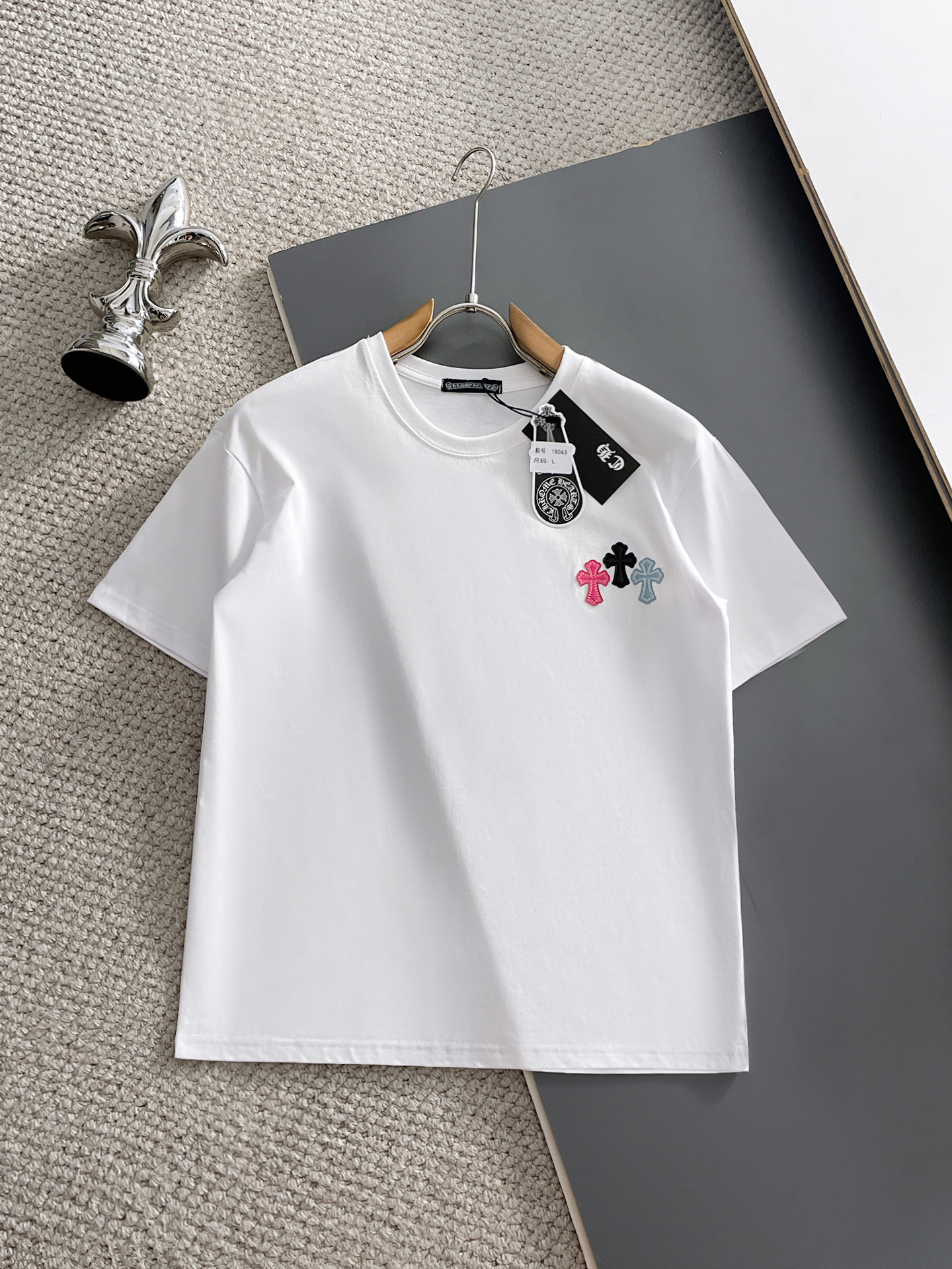 NO:931776,Croxin's top products 2026 spring and summer new debut counter, the latest short-sleeved round neck T-shirt, high-end customization, avant-garde and fashionable design!  The brand logo is designed with heavy craftsmanship. High-end customized 260g fabric. Soft to the touch. Comfortable to wear. Exquisite stitching at the counter level. Fine workmanship. The upper body effect is incomparably handsome!  A must-have item for a stylish man!  Size M-XXXL,,chrome hearts,T-shirt,tees,t-shirt,19860909克罗心顶级货品2026春夏新款首发专柜最新款短袖圆领T恤 高端订制 设计前卫时尚！品牌logo重工艺设计 高端定制260克面料.手感柔软.穿着舒适.专柜级别精致车线.做工精细.上身效果无敌帅气！型男必备单品！码数M-XXXL,,chrome hearts,T-shirt,tees，t-shirt,,Men's clothing