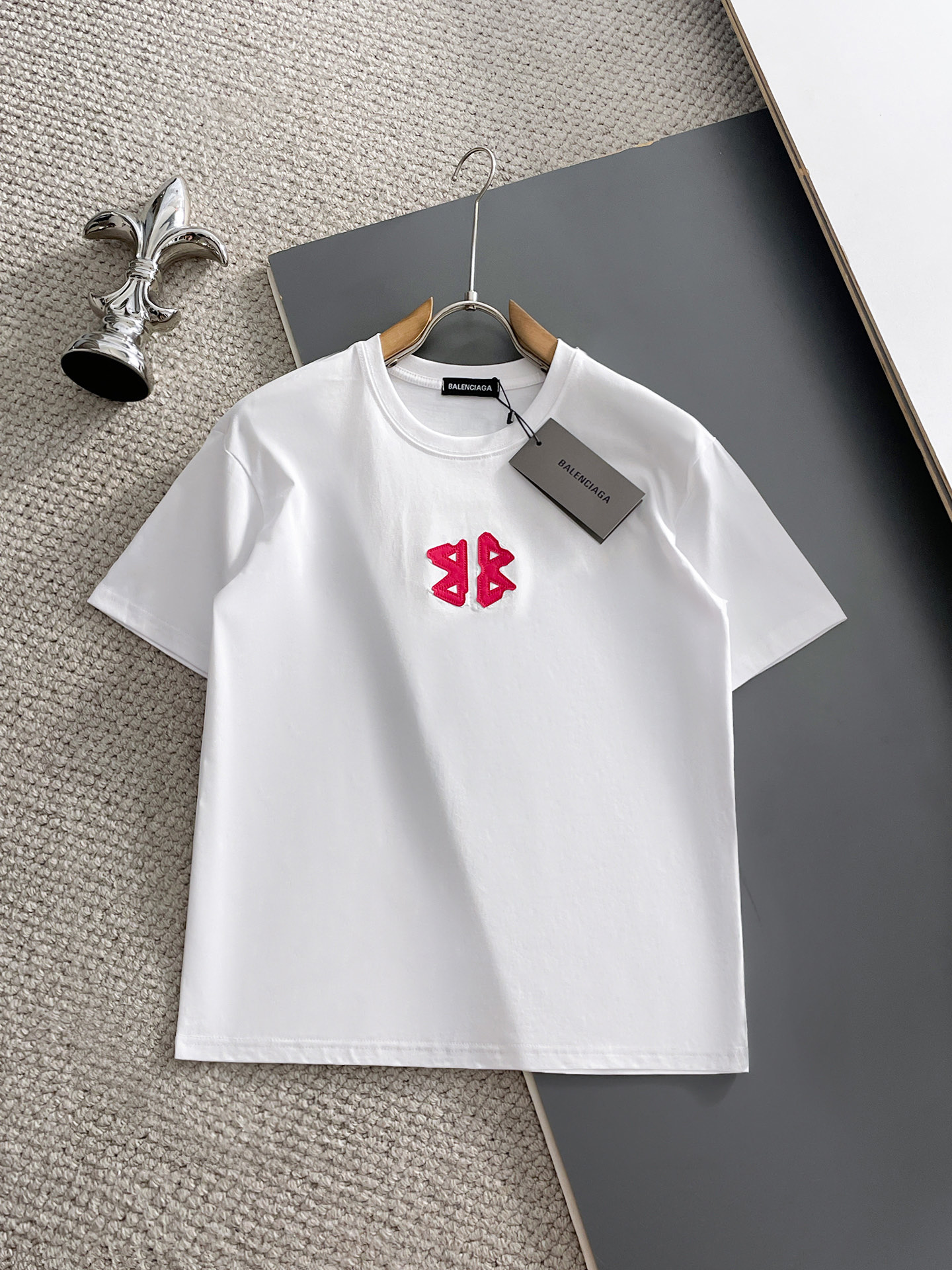 NO:931781,Balenciaga's top products 2026 spring and summer new debut counter latest short-sleeved round neck T-shirt, high-end customization, avant-garde and fashionable design!  The brand logo is designed with heavy craftsmanship. High-end customized 260g fabric. Soft to the touch. Comfortable to wear. Exquisite stitching at the counter level. Fine workmanship. The upper body effect is incomparably handsome!  A must-have item for a stylish man!  Size M-XXXL,,balenciaga,T-shirt,tees,t-shirt,19860909巴黎世家 顶级货品2026春夏新款首发专柜最新款短袖圆领T恤 高端订制 设计前卫时尚！品牌logo重工艺设计 高端定制260克面料.手感柔软.穿着舒适.专柜级别精致车线.做工精细.上身效果无敌帅气！型男必备单品！码数M-XXXL,,balenciaga,T-shirt,tees，t-shirt,,Men's clothing