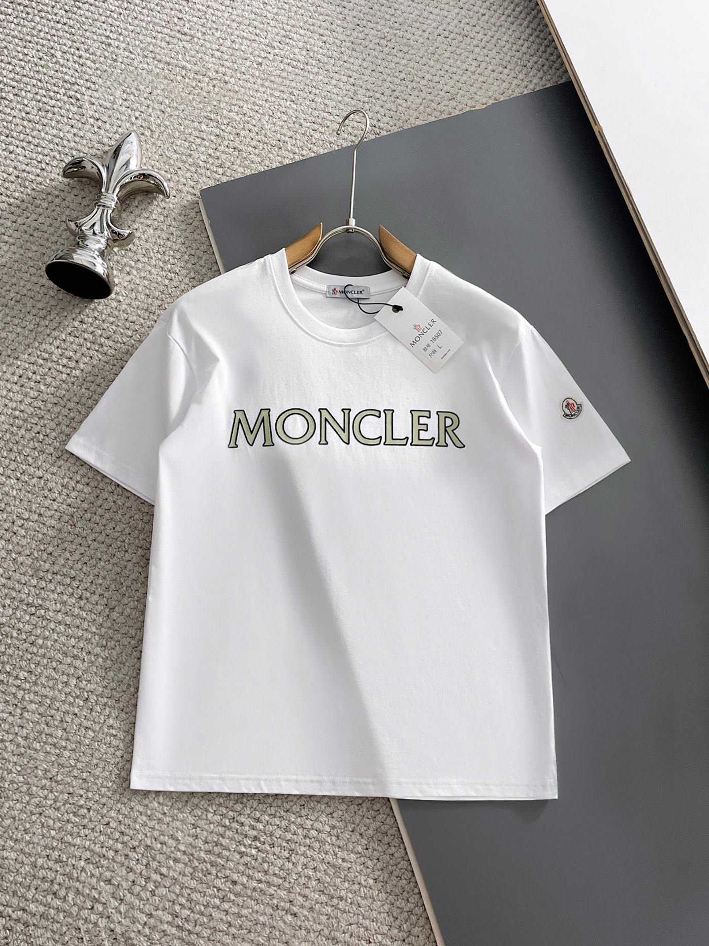 NO:931793,Mengkou's top products 2026 spring and summer new debut counter latest short-sleeved round neck T-shirt, high-end custom design, avant-garde and fashionable!  The brand logo is designed with heavy craftsmanship. High-end customized 260g fabric. Soft to the touch. Comfortable to wear. Exquisite stitching at the counter level. Fine workmanship. The upper body effect is incomparably handsome!  A must-have item for a stylish man!  Size M-XXXL,,Moncler,T-shirt,tees,t-shirt,19860909蒙口 顶级货品2026春夏新款首发专柜最新款短袖圆领T恤 高端订制 设计前卫时尚！品牌logo重工艺设计 高端定制260克面料.手感柔软.穿着舒适.专柜级别精致车线.做工精细.上身效果无敌帅气！型男必备单品！码数M-XXXL,,Moncler,T-shirt,tees，t-shirt,,Men's clothing