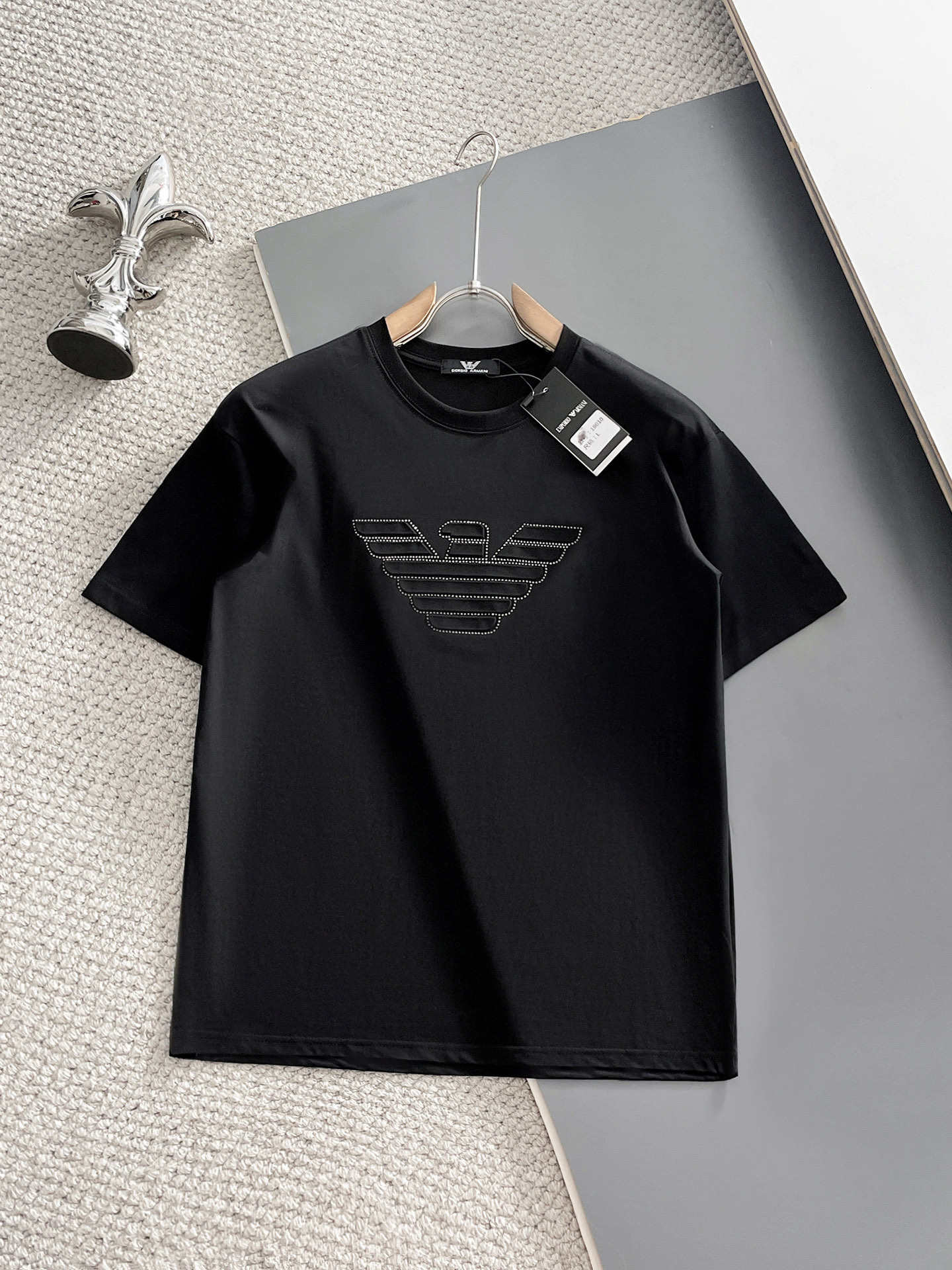 NO:931801,Armani's top product 2026 spring and summer new debut counter latest short-sleeved round neck T-shirt, high-end custom design, avant-garde and fashionable!  The brand logo is designed with heavy craftsmanship. High-end customized 260g fabric. Soft to the touch. Comfortable to wear. Exquisite stitching at the counter level. Fine workmanship. The upper body effect is incomparably handsome!  A must-have item for a stylish man!  Size M-XXXL,,armani,T-shirt,tees,t-shirt,19860909阿玛尼 顶级货品2026春夏新款首发专柜最新款短袖圆领T恤 高端订制 设计前卫时尚！品牌logo重工艺设计 高端定制260克面料.手感柔软.穿着舒适.专柜级别精致车线.做工精细.上身效果无敌帅气！型男必备单品！码数M-XXXL,,armani,T-shirt,tees，t-shirt,,Men's clothing