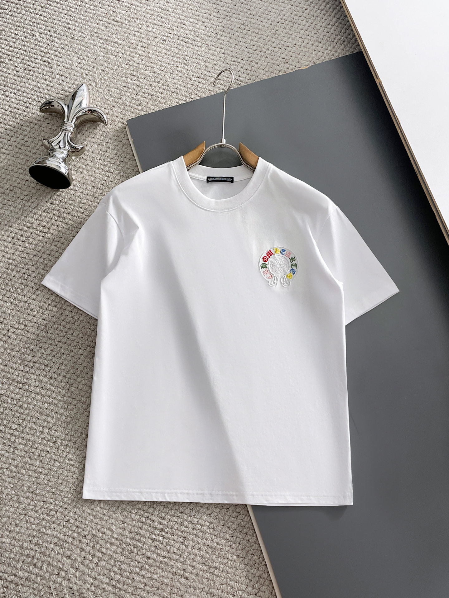 NO:931810,Kroxin's top products 2026 spring and summer new debut counter latest short-sleeved round neck T-shirt, high-end custom design, avant-garde and fashionable!  The brand logo is designed with heavy craftsmanship. High-end customized 260g fabric. Soft to the touch. Comfortable to wear. Exquisite stitching at the counter level. Fine workmanship. The upper body effect is incomparably handsome!  A must-have item for a stylish man!  Size M-XXXL,,chrome hearts,T-shirt,tees,t-shirt,19860909克罗心 顶级货品2026春夏新款首发专柜最新款短袖圆领T恤 高端订制 设计前卫时尚！品牌logo重工艺设计 高端定制260克面料.手感柔软.穿着舒适.专柜级别精致车线.做工精细.上身效果无敌帅气！型男必备单品！码数M-XXXL,,chrome hearts,T-shirt,tees，t-shirt,,Men's clothing