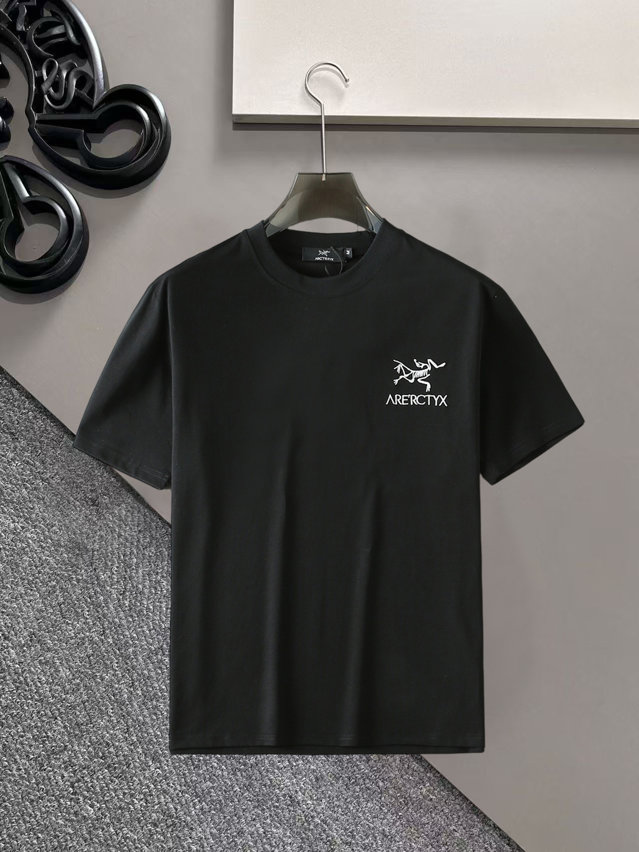 NO:936341,Arc'teryx's top products 2026 spring and summer new debut counter latest short-sleeved round neck T-shirt high-end custom design avant-garde fashion!  The brand logo is designed with heavy craftsmanship. High-end customized 260g fabric. Soft to the touch. Comfortable to wear. Exquisite stitching at the counter level. Fine workmanship. The upper body effect is incomparably handsome!  A must-have item for a stylish man!  Size M-XXXL,arc'teryx,T-shirt,tees,t-shirt,19860909始祖鸟 顶级货品2026春夏新款首发专柜最新款短袖圆领T恤 高端订制 设计前卫时尚！品牌logo重工艺设计 高端定制260克面料.手感柔软.穿着舒适.专柜级别精致车线.做工精细.上身效果无敌帅气！型男必备单品！码数M-XXXL,arc'teryx,T-shirt,tees，t-shirt,,Men's clothing