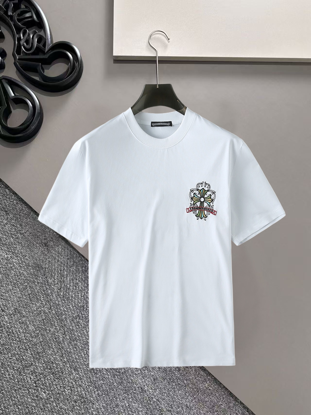 NO:936343,Kroxin's top products 2026 spring and summer new debut counter latest short-sleeved round neck T-shirt, high-end custom design, avant-garde and fashionable!  The brand logo is designed with heavy craftsmanship. High-end customized 260g fabric. Soft to the touch. Comfortable to wear. Exquisite stitching at the counter level. Fine workmanship. The upper body effect is incomparably handsome!  A must-have item for a stylish man!  Size M-XXXL,,chrome hearts,T-shirt,tees,t-shirt,19860909克罗心 顶级货品2026春夏新款首发专柜最新款短袖圆领T恤 高端订制 设计前卫时尚！品牌logo重工艺设计 高端定制260克面料.手感柔软.穿着舒适.专柜级别精致车线.做工精细.上身效果无敌帅气！型男必备单品！码数M-XXXL,,chrome hearts,T-shirt,tees，t-shirt,,Men's clothing