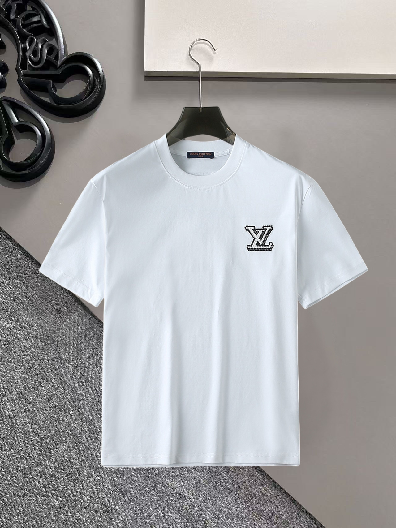 NO:936345,LV top products 2026 spring and summer new debut counter latest short-sleeved round neck T-shirt, high-end customization, avant-garde and fashionable design!  The brand logo is designed with heavy craftsmanship. High-end customized 260g fabric. Soft to the touch. Comfortable to wear. Exquisite stitching at the counter level. Fine workmanship. The upper body effect is incomparably handsome!  A must-have item for a stylish man!  Size M-XXXL,,louis vuitton,T-shirt,tees,t-shirt,19860909LV 顶级货品2026春夏新款首发专柜最新款短袖圆领T恤 高端订制 设计前卫时尚！品牌logo重工艺设计 高端定制260克面料.手感柔软.穿着舒适.专柜级别精致车线.做工精细.上身效果无敌帅气！型男必备单品！码数M-XXXL,,louis vuitton,T-shirt,tees，t-shirt,,Men's clothing