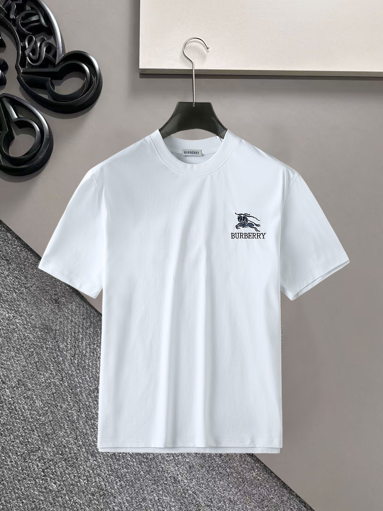 NO:936328,Burberry's top products 2026 spring and summer new debut counter latest short-sleeved round neck T-shirt, high-end custom design, avant-garde and fashionable!  The brand logo is designed with heavy craftsmanship. High-end customized 260g fabric. Soft to the touch. Comfortable to wear. Exquisite stitching at the counter level. Fine workmanship. The upper body effect is incomparably handsome!  A must-have item for a stylish man!  Size M-XXXL,,burberry,T-shirt,tees,t-shirt,19860909巴宝莉 顶级货品2026春夏新款首发专柜最新款短袖圆领T恤 高端订制 设计前卫时尚！品牌logo重工艺设计 高端定制260克面料.手感柔软.穿着舒适.专柜级别精致车线.做工精细.上身效果无敌帅气！型男必备单品！码数M-XXXL,,burberry,T-shirt,tees，t-shirt,,Men's clothing