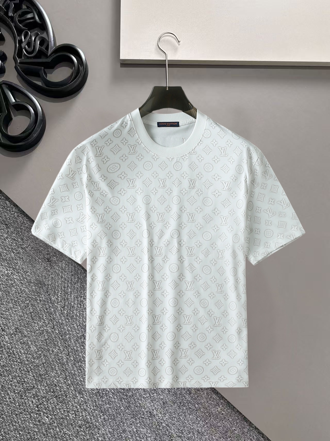NO:936330,LV top products 2026 spring and summer new debut counter latest short-sleeved round neck T-shirt, high-end customization, avant-garde and fashionable design!  The brand logo is designed with heavy craftsmanship. High-end customized 260g fabric. Soft to the touch. Comfortable to wear. Exquisite stitching at the counter level. Fine workmanship. The upper body effect is incomparably handsome!  A must-have item for a stylish man!  Size M-XXXL,,louis vuitton,T-shirt,tees,t-shirt,19860909LV 顶级货品2026春夏新款首发专柜最新款短袖圆领T恤 高端订制 设计前卫时尚！品牌logo重工艺设计 高端定制260克面料.手感柔软.穿着舒适.专柜级别精致车线.做工精细.上身效果无敌帅气！型男必备单品！码数M-XXXL,,louis vuitton,T-shirt,tees，t-shirt,,Men's clothing