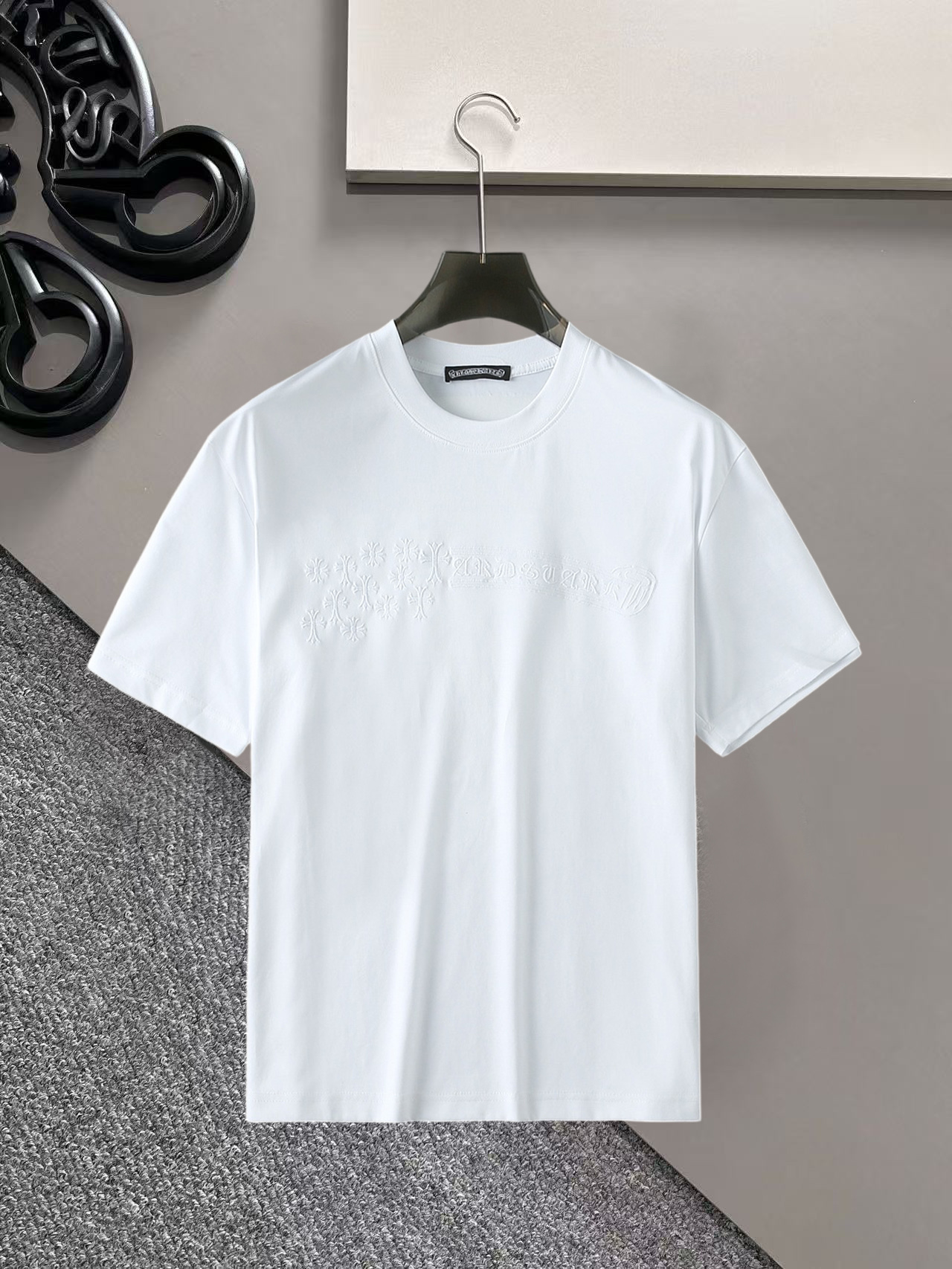 NO:936332,Kroxin's top products 2026 spring and summer new debut counter latest short-sleeved round neck T-shirt, high-end custom design, avant-garde and fashionable!  The brand logo is designed with heavy craftsmanship. High-end customized 260g fabric. Soft to the touch. Comfortable to wear. Exquisite stitching at the counter level. Fine workmanship. The upper body effect is incomparably handsome!  A must-have item for a stylish man!  Size M-XXXL,,chrome hearts,T-shirt,tees,t-shirt,19860909克罗心 顶级货品2026春夏新款首发专柜最新款短袖圆领T恤 高端订制 设计前卫时尚！品牌logo重工艺设计 高端定制260克面料.手感柔软.穿着舒适.专柜级别精致车线.做工精细.上身效果无敌帅气！型男必备单品！码数M-XXXL,,chrome hearts,T-shirt,tees，t-shirt,,Men's clothing