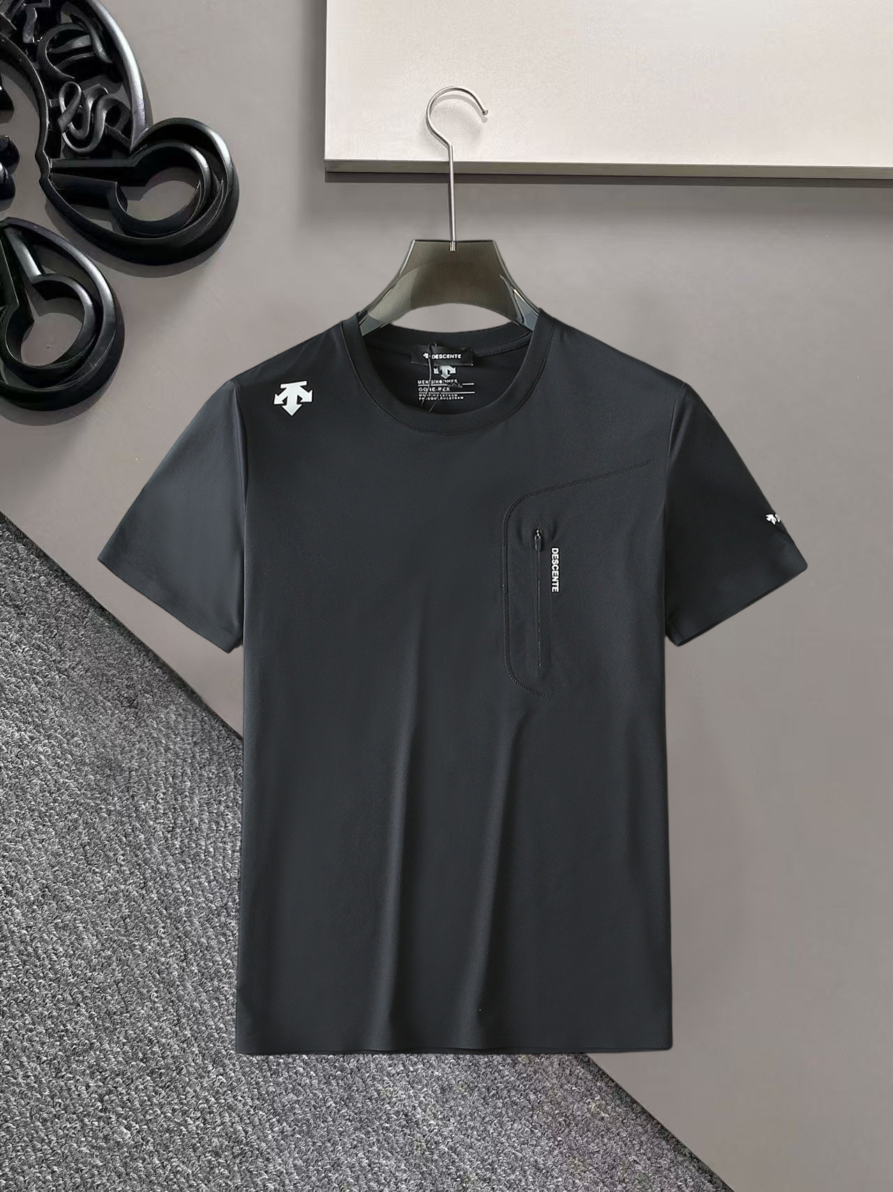 NO:936334,Descente's top products 2026 spring and summer new debut counter latest short-sleeved round neck T-shirt, high-end custom design, avant-garde and fashionable!  The brand logo is designed with heavy craftsmanship. High-end customized quick-drying fabrics. Soft to the touch. Comfortable to wear. Exquisite stitching at the counter level. Fine workmanship. The upper body effect is incomparably handsome!  A must-have item for a stylish man!  Size M-XXXL,,T-shirt,tees,t-shirt,19860909迪桑特 顶级货品2026春夏新款首发专柜最新款短袖圆领T恤 高端订制 设计前卫时尚！品牌logo重工艺设计 高端定制速干面料.手感柔软.穿着舒适.专柜级别精致车线.做工精细.上身效果无敌帅气！型男必备单品！码数M-XXXL,,T-shirt,tees，t-shirt,,Men's clothing