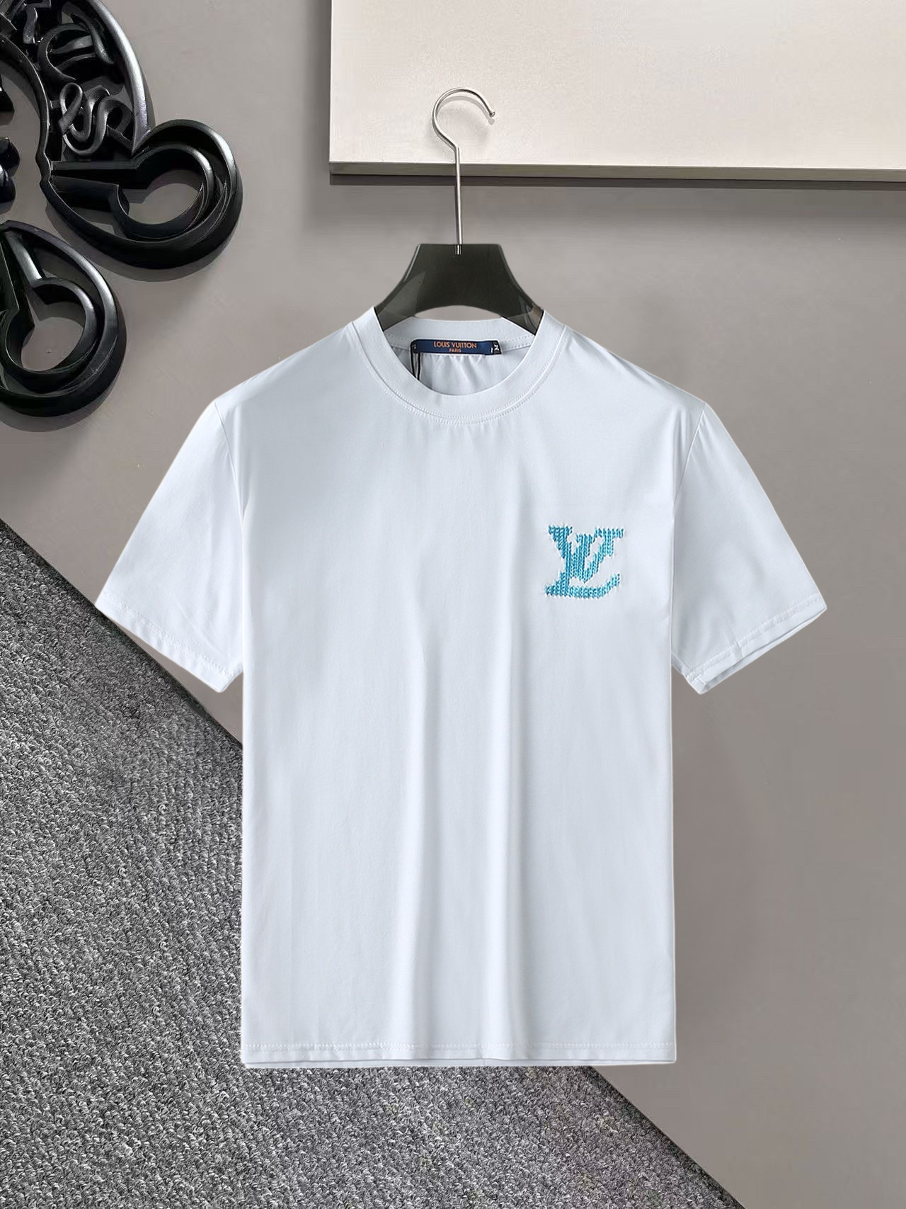 NO:936336,LV top products 2026 spring and summer new debut counter latest short-sleeved round neck T-shirt, high-end customization, avant-garde and fashionable design!  The brand logo is designed with heavy craftsmanship. High-end customized 260g fabric. Soft to the touch. Comfortable to wear. Exquisite stitching at the counter level. Fine workmanship. The upper body effect is incomparably handsome!  A must-have item for a stylish man!  Size M-XXXL,,louis vuitton,T-shirt,tees,t-shirt,19860909LV 顶级货品2026春夏新款首发专柜最新款短袖圆领T恤 高端订制 设计前卫时尚！品牌logo重工艺设计 高端定制260克面料.手感柔软.穿着舒适.专柜级别精致车线.做工精细.上身效果无敌帅气！型男必备单品！码数M-XXXL,,louis vuitton,T-shirt,tees，t-shirt,,Men's clothing