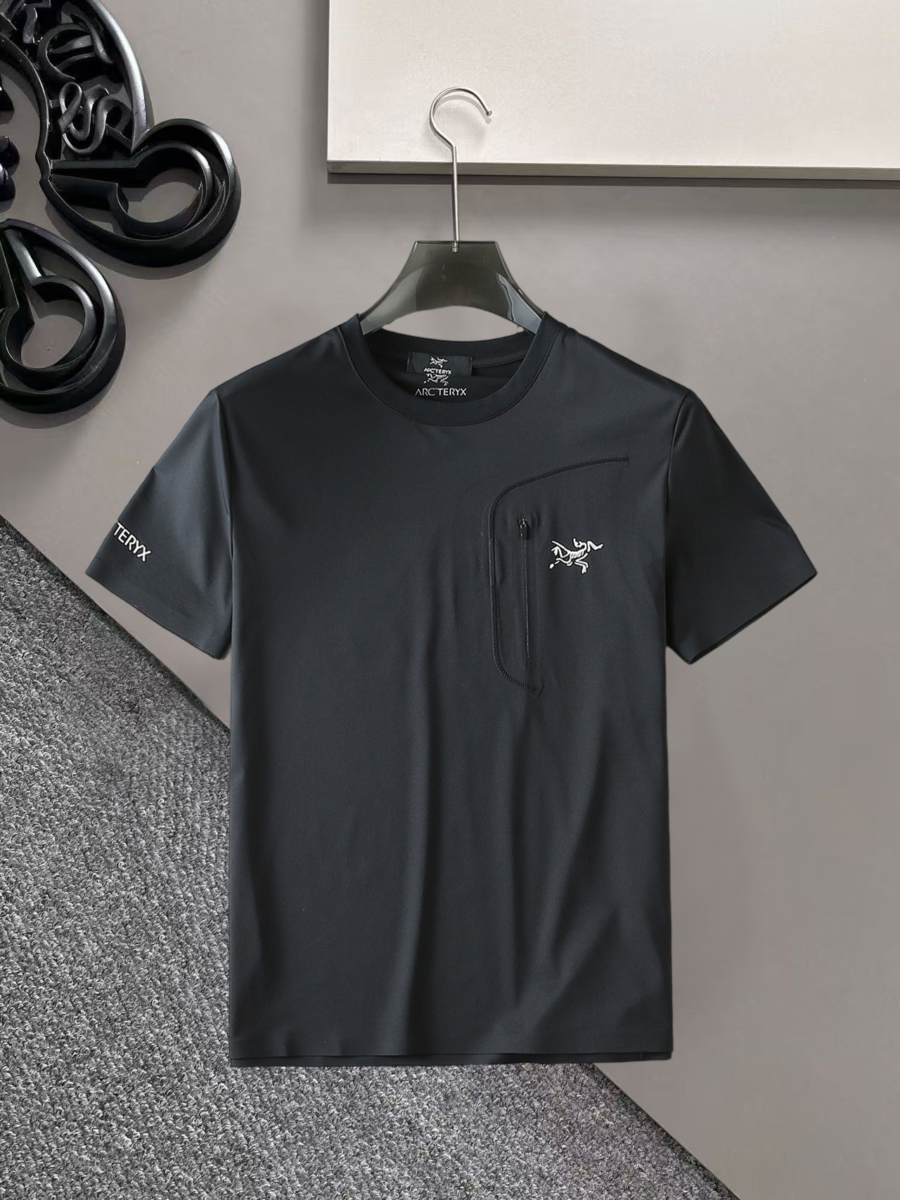 NO:936338,Arc'teryx's top products 2026 spring and summer new debut counter latest short-sleeved round neck T-shirt high-end custom design avant-garde fashion!  The brand logo is designed with heavy craftsmanship. High-end customized quick-drying fabrics. Soft to the touch. Comfortable to wear. Exquisite stitching at the counter level. Fine workmanship. The upper body effect is incomparably handsome!  A must-have item for a stylish man!  Size M-XXXL,arc'teryx,T-shirt,tees,t-shirt,19860909始祖鸟 顶级货品2026春夏新款首发专柜最新款短袖圆领T恤 高端订制 设计前卫时尚！品牌logo重工艺设计 高端定制速干面料.手感柔软.穿着舒适.专柜级别精致车线.做工精细.上身效果无敌帅气！型男必备单品！码数M-XXXL,arc'teryx,T-shirt,tees，t-shirt,,Men's clothing