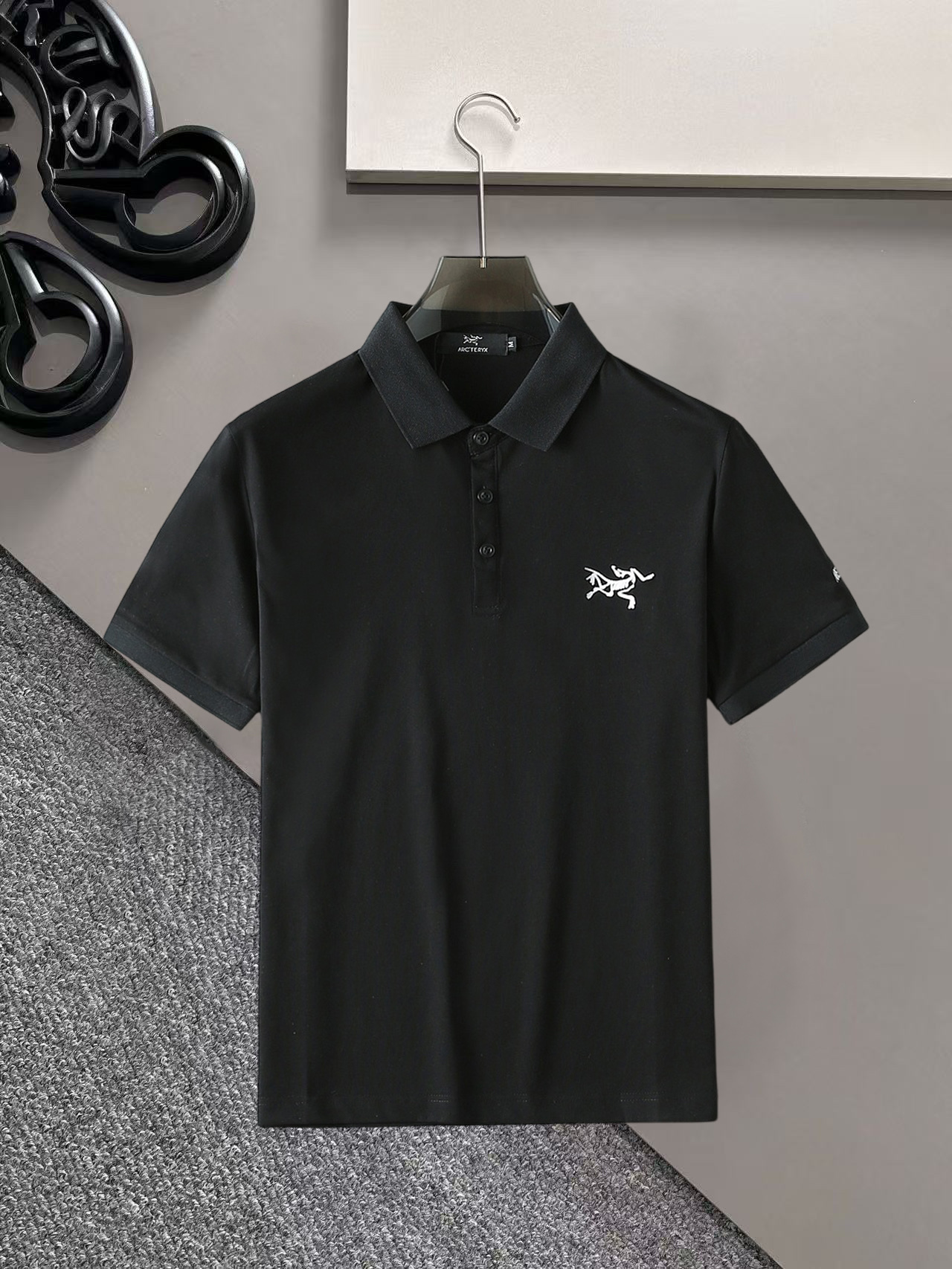 NO:936340,Arc'teryx 2026ss summer new letter logo men's lapel Polo shirt!  Classic business men's style, the ceiling-level business men's style of high-end men's clothing!  Simple and fashionable yet elegant, it looks great when worn alone, and quality control/details control can be taken away with your eyes closed. It is low-key, luxurious and connotative!  The custom-woven mesh pique cotton fabric supplied by the customer is carefully made. The mesh texture is evenly arranged on the surface of the fabric. It has excellent breathability and heat dissipation and perspiration. The upper body comfort is completely better than ordinary single-sided jersey tissue!  The classic brand LOGO on the chest is made with top-notch craftsmanship. The LOGO is three-dimensional, clear and full, and has extraordinary texture. Whether it is worn as an inner layer or worn alone, it is a classic product!  The exquisite tailoring process, every detail is handled very standard and delicately, which cannot be compared with other low-end products on the market. It is a must-have basic and versatile Polo shirt for men!  Various colors, sizes M-3xl, arc'teryx,19860909始祖鸟 2026ss夏季新款字母logo男士翻领Polo衫！经典商务男款,高端男装的天花板级别的商务男款！简约时尚大气不失优雅,单穿内搭体面过人,品质控/细节控的闭眼带走,低调又奢华有内涵！ 客供定织网眼珠地棉布精心制成,面料表面排列均匀整齐的网眼纹理,透气性和散热排汗性极佳,上身舒适程度完全优于普通单面汗布组织！胸前经典的品牌LOGO标识,采用顶级工艺打造,LOGO立体清晰饱满,质感非凡的特质,无论是内搭还是单穿都是一款经典领域的产品！精妙绝伦的裁剪工艺,每一个细节处理的非常标准细腻,非市面一般LOW货可以媲美的,男士必入基础百搭款Polo衫推荐！ 颜色多颜色 尺码M-3xl,arc'teryx,,Men's clothing
