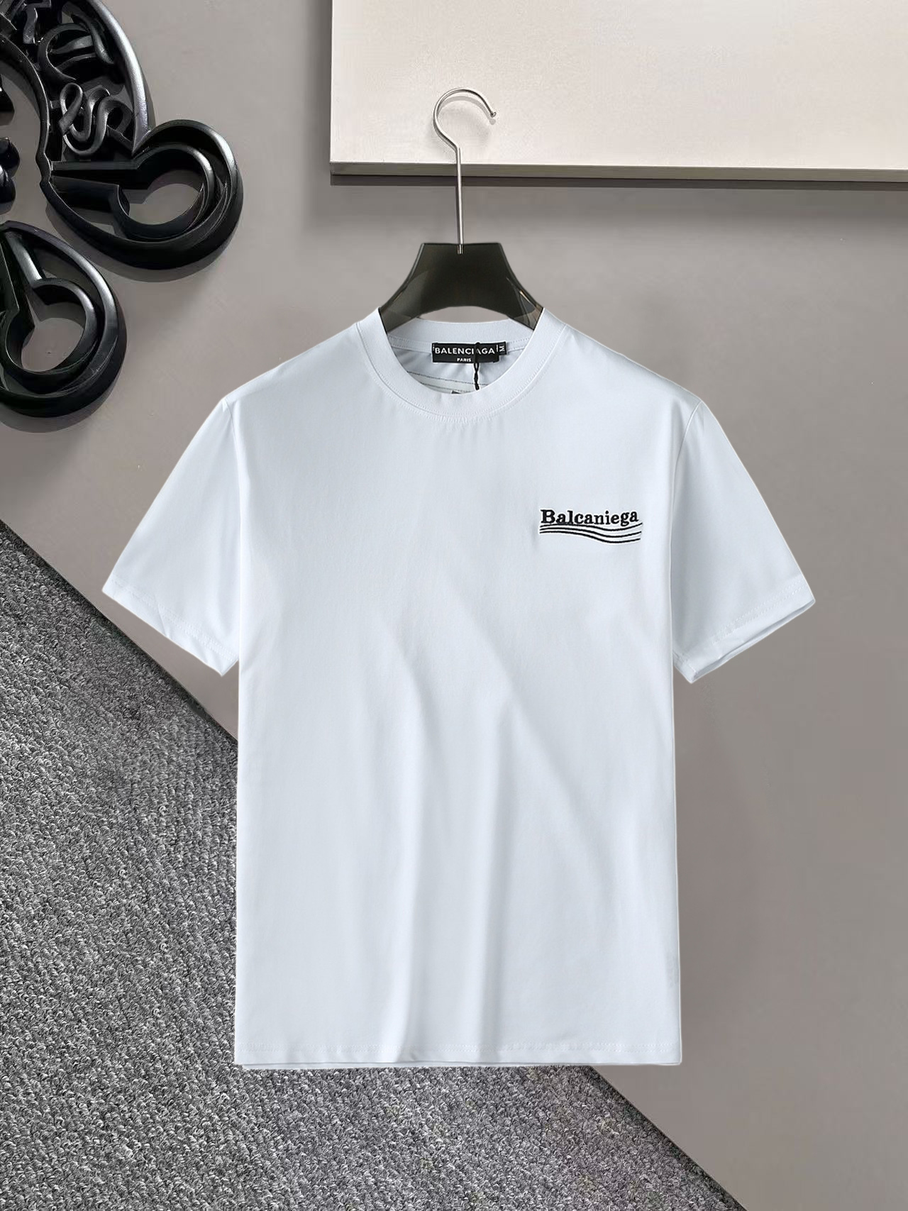 NO:936342,Balenciaga's top products 2026 spring and summer new debut counter latest short-sleeved round neck T-shirt, high-end customization, avant-garde and fashionable design!  The brand logo is designed with heavy craftsmanship. High-end customized 260g fabric. Soft to the touch. Comfortable to wear. Exquisite stitching at the counter level. Fine workmanship. The upper body effect is incomparably handsome!  A must-have item for a stylish man!  Size M-XXXL,,balenciaga,T-shirt,tees,t-shirt,19860909巴黎世家 顶级货品2026春夏新款首发专柜最新款短袖圆领T恤 高端订制 设计前卫时尚！品牌logo重工艺设计 高端定制260克面料.手感柔软.穿着舒适.专柜级别精致车线.做工精细.上身效果无敌帅气！型男必备单品！码数M-XXXL,,balenciaga,T-shirt,tees，t-shirt,,Men's clothing