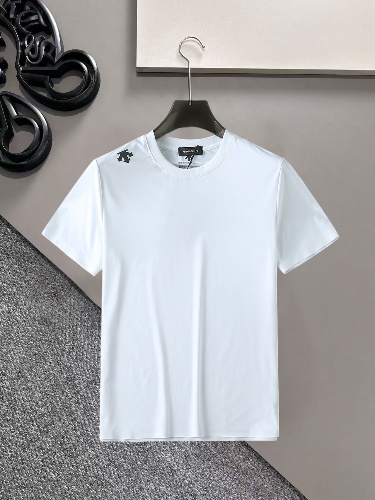 NO:936344,Descente's top products 2026 spring and summer new debut counter latest short-sleeved round neck T-shirt, high-end custom design, avant-garde and fashionable!  The brand logo is designed with heavy craftsmanship. High-end customized quick-drying fabrics. Soft to the touch. Comfortable to wear. Exquisite stitching at the counter level. Fine workmanship. The upper body effect is incomparably handsome!  A must-have item for a stylish man!  Size M-XXXL,,T-shirt,tees,t-shirt,19860909迪桑特 顶级货品2026春夏新款首发专柜最新款短袖圆领T恤 高端订制 设计前卫时尚！品牌logo重工艺设计 高端定制速干面料.手感柔软.穿着舒适.专柜级别精致车线.做工精细.上身效果无敌帅气！型男必备单品！码数M-XXXL,,T-shirt,tees，t-shirt,,Men's clothing