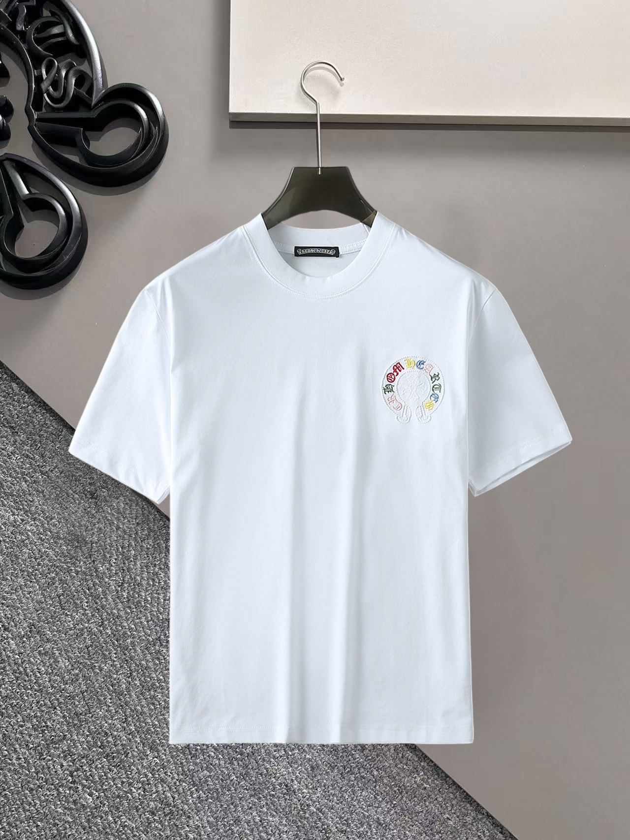 NO:936346,Kroxin's top products 2026 spring and summer new debut counter latest short-sleeved round neck T-shirt, high-end custom design, avant-garde and fashionable!  The brand logo is designed with heavy craftsmanship. High-end customized 260g fabric. Soft to the touch. Comfortable to wear. Exquisite stitching at the counter level. Fine workmanship. The upper body effect is incomparably handsome!  A must-have item for a stylish man!  Size M-XXXL,,chrome hearts,T-shirt,tees,t-shirt,19860909克罗心 顶级货品2026春夏新款首发专柜最新款短袖圆领T恤 高端订制 设计前卫时尚！品牌logo重工艺设计 高端定制260克面料.手感柔软.穿着舒适.专柜级别精致车线.做工精细.上身效果无敌帅气！型男必备单品！码数M-XXXL,,chrome hearts,T-shirt,tees，t-shirt,,Men's clothing