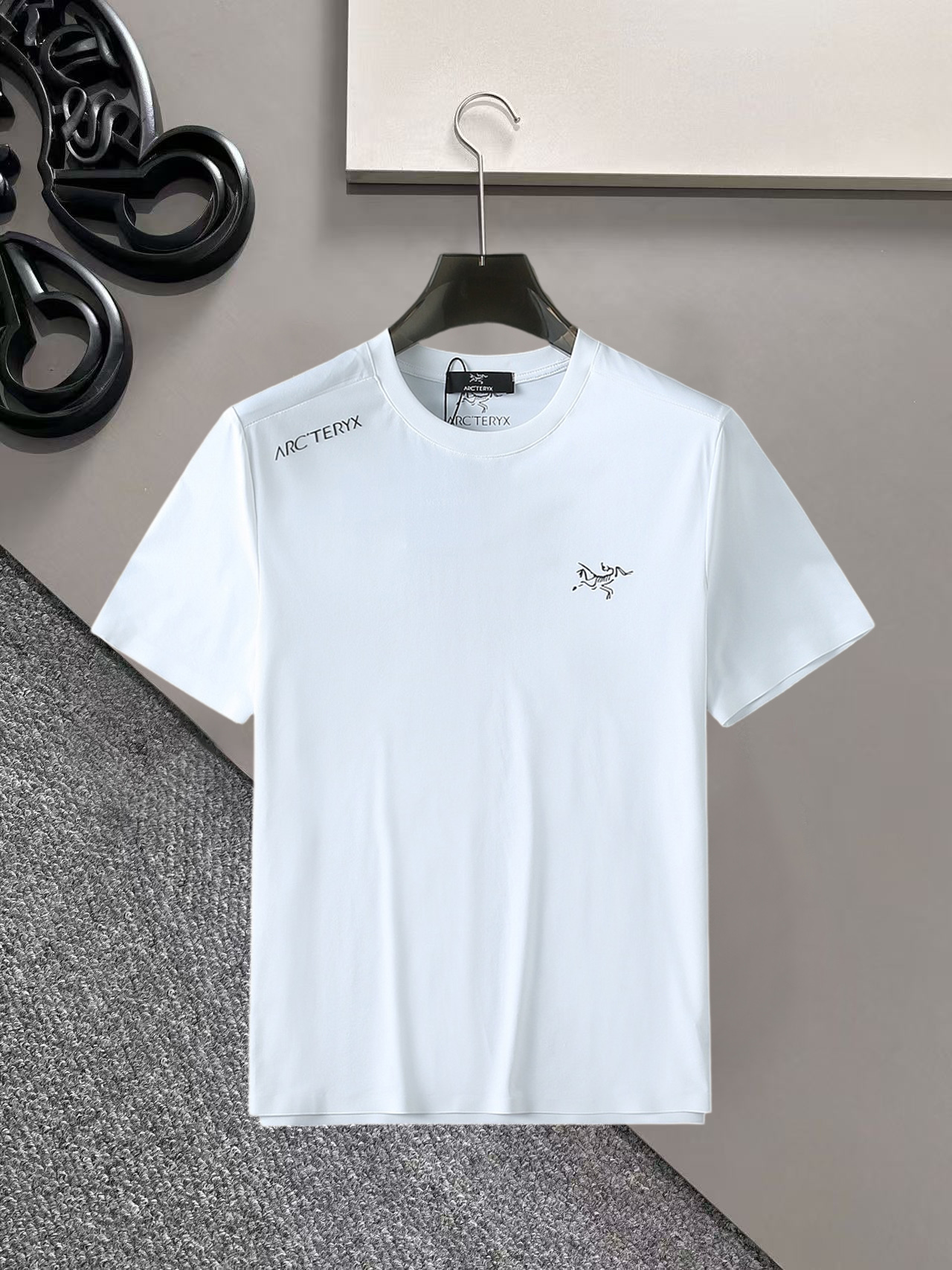 NO:936347,Arc'teryx's top products 2026 spring and summer new debut counter latest short-sleeved round neck T-shirt high-end custom design avant-garde fashion!  The brand logo is designed with heavy craftsmanship. High-end customized quick-drying fabrics. Soft to the touch. Comfortable to wear. Exquisite stitching at the counter level. Fine workmanship. The upper body effect is incomparably handsome!  A must-have item for a stylish man!  Size M-XXXL,arc'teryx,T-shirt,tees,t-shirt,19860909始祖鸟 顶级货品2026春夏新款首发专柜最新款短袖圆领T恤 高端订制 设计前卫时尚！品牌logo重工艺设计 高端定制速干面料.手感柔软.穿着舒适.专柜级别精致车线.做工精细.上身效果无敌帅气！型男必备单品！码数M-XXXL,arc'teryx,T-shirt,tees，t-shirt,,Men's clothing