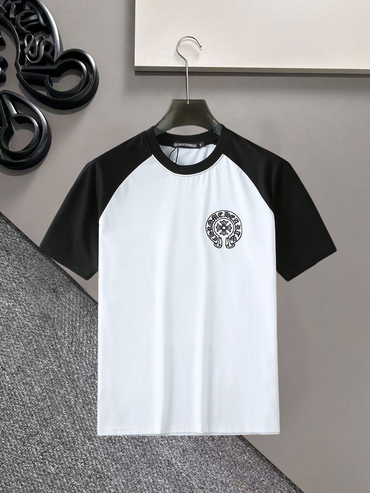 NO:936350,Kroxin's top products 2026 spring and summer new debut counter latest short-sleeved round neck T-shirt, high-end custom design, avant-garde and fashionable!  The brand logo is designed with heavy craftsmanship. High-end customized 260g fabric. Soft to the touch. Comfortable to wear. Exquisite stitching at the counter level. Fine workmanship. The upper body effect is incomparably handsome!  A must-have item for a stylish man!  Size M-XXXL,,chrome hearts,T-shirt,tees,t-shirt,19860909克罗心 顶级货品2026春夏新款首发专柜最新款短袖圆领T恤 高端订制 设计前卫时尚！品牌logo重工艺设计 高端定制260克面料.手感柔软.穿着舒适.专柜级别精致车线.做工精细.上身效果无敌帅气！型男必备单品！码数M-XXXL,,chrome hearts,T-shirt,tees，t-shirt,,Men's clothing