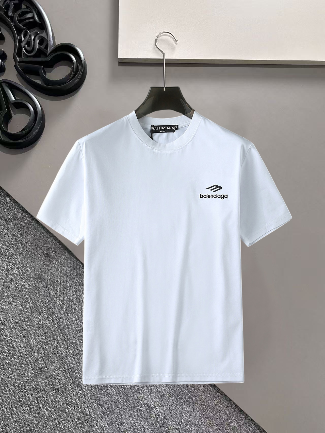 NO:936359,Balenciaga's top products 2026 spring and summer new debut counter latest short-sleeved round neck T-shirt, high-end customization, avant-garde and fashionable design!  The brand logo is designed with heavy craftsmanship. High-end customized 260g fabric. Soft to the touch. Comfortable to wear. Exquisite stitching at the counter level. Fine workmanship. The upper body effect is incomparably handsome!  A must-have item for a stylish man!  Size M-XXXL,,balenciaga,T-shirt,tees,t-shirt,19860909巴黎世家 顶级货品2026春夏新款首发专柜最新款短袖圆领T恤 高端订制 设计前卫时尚！品牌logo重工艺设计 高端定制260克面料.手感柔软.穿着舒适.专柜级别精致车线.做工精细.上身效果无敌帅气！型男必备单品！码数M-XXXL,,balenciaga,T-shirt,tees，t-shirt,,Men's clothing
